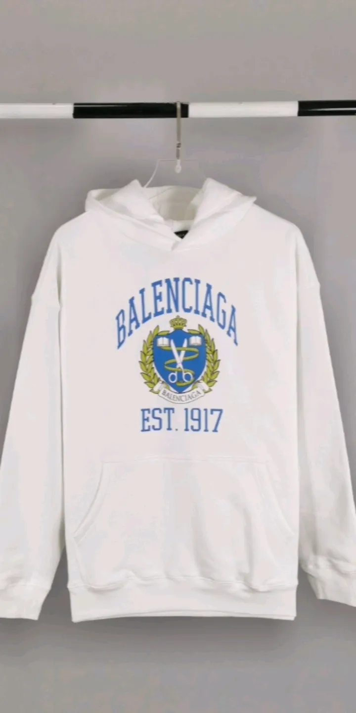 Real shot of the video - the top tested version of Balenciaga logo printed EST 1917 knitted T-shirt 2022 new style autumn and winter hoodie sweatshirt for men and women. The process adopts Kangli printing cracking effect. This crack is not a line pattern, but a three-dimensional burst pattern. How many versions on the market are based on pictures? Just make pictures, not craftsmanship? Without a version, it would be impossible to create the original flavor, and it would be almost pointless to brag! The front panel printing glue bursting effect uses imported transparent slurry to scrape the bottom to make the printing bursting feel uniform. (PS: If this process is missing, the printing will easily fall off in large areas after cracking) The fabric is made of 520g composite crystal velvet fabric, which is full of drape, loose and good on the skin. Color: black white Size: XS-L (maximum wear: 230 pounds) P:490