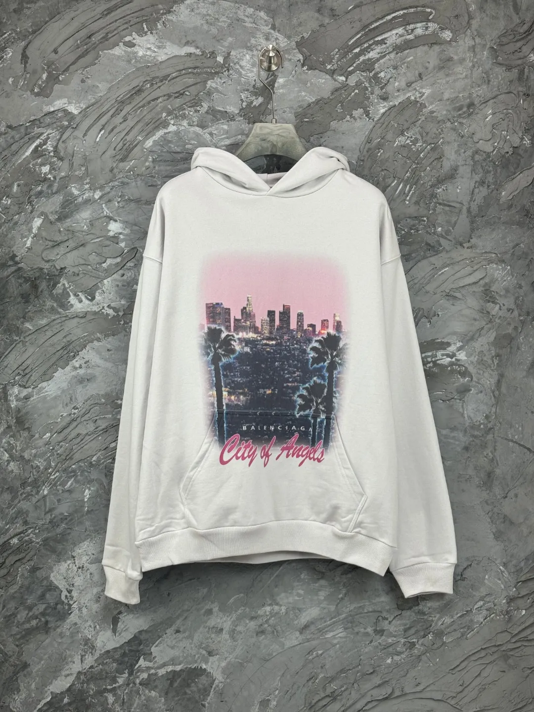 🅿️390 - BALENCI*GA Paris Los Angeles night scene hooded long-sleeved sweatshirt. The front pattern is directly sprayed by computer. The ready-made garments are washed and aged. The letters are clear. The effect is three-dimensional. Exclusively woven and dyed 460g fabric. Threads are dyed in the same vat with zero color difference. Brick cabinet synchronization. Welcome to compare. Same style for men and women -Color: washed black, apricot -SIZE: Xs S M L style number 8966#