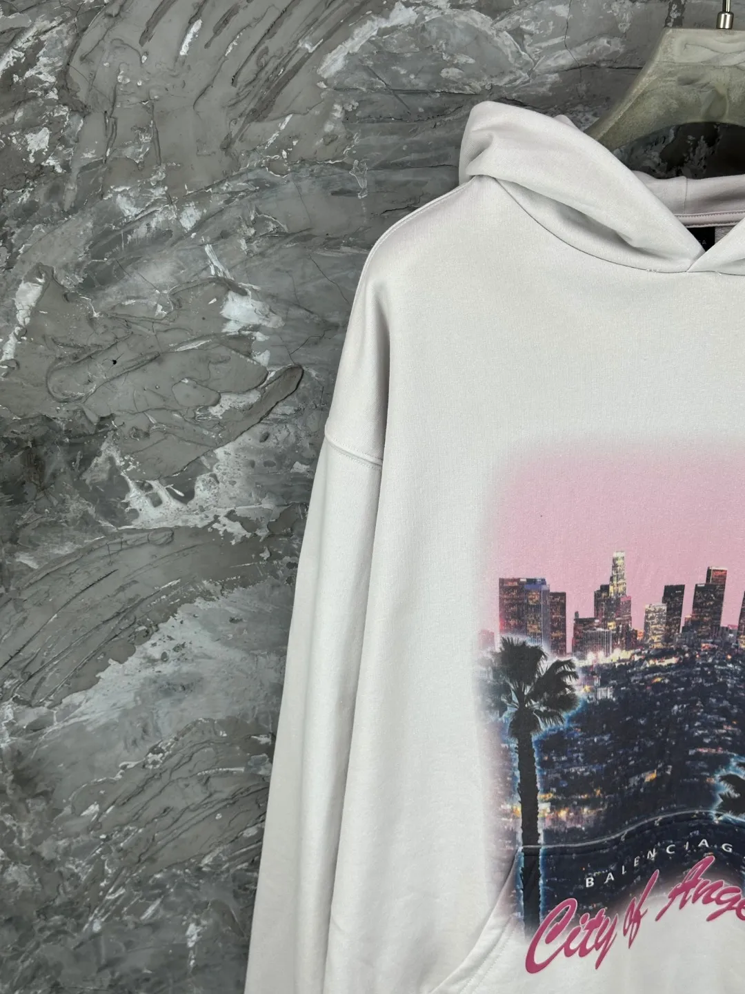 🅿️390 - BALENCI*GA Paris Los Angeles night scene hooded long-sleeved sweatshirt. The front pattern is directly sprayed by computer. The ready-made garments are washed and aged. The letters are clear. The effect is three-dimensional. Exclusively woven and dyed 460g fabric. Threads are dyed in the same vat with zero color difference. Brick cabinet synchronization. Welcome to compare. Same style for men and women -Color: washed black, apricot -SIZE: Xs S M L style number 8966#