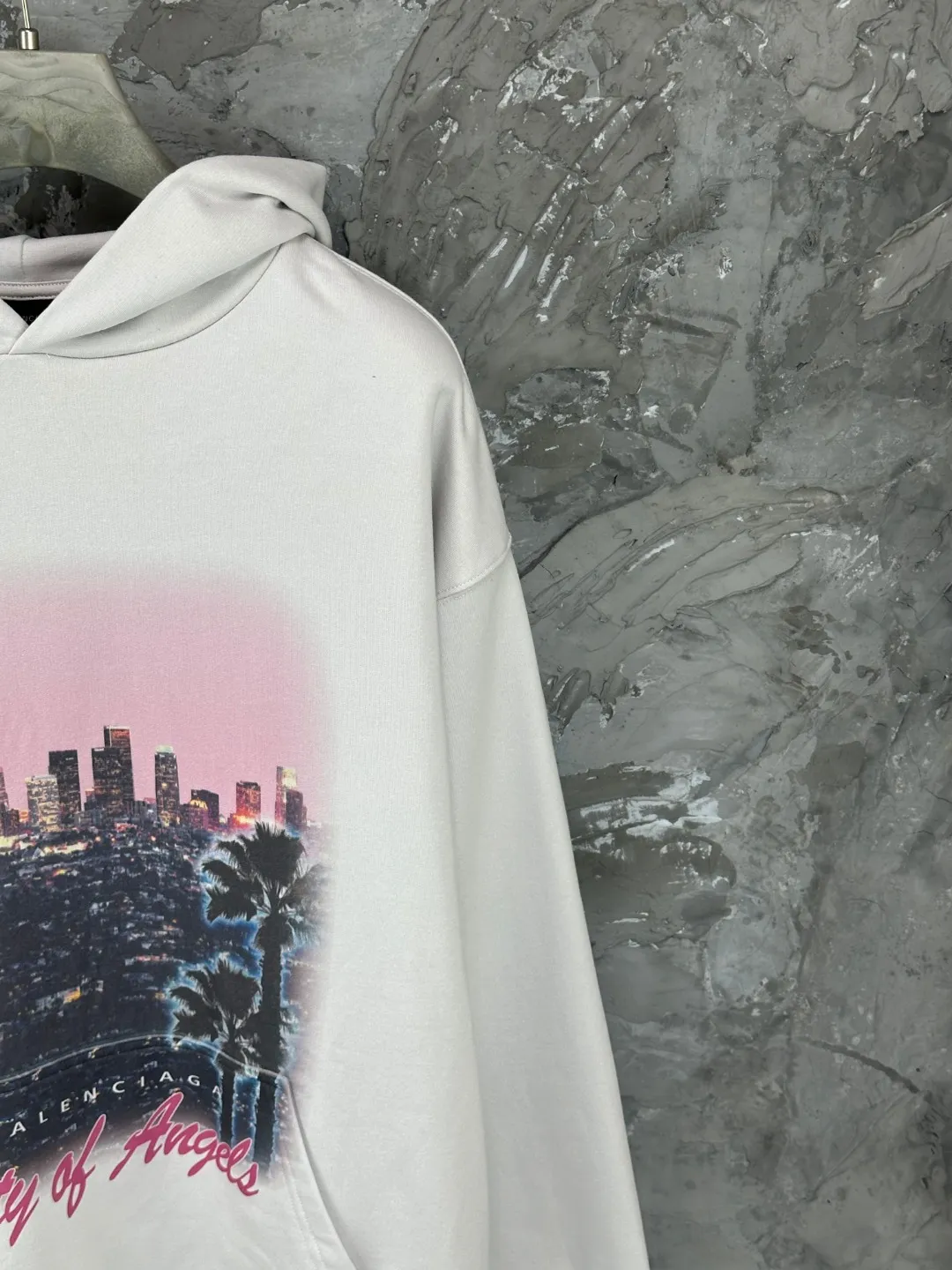 🅿️390 - BALENCI*GA Paris Los Angeles night scene hooded long-sleeved sweatshirt. The front pattern is directly sprayed by computer. The ready-made garments are washed and aged. The letters are clear. The effect is three-dimensional. Exclusively woven and dyed 460g fabric. Threads are dyed in the same vat with zero color difference. Brick cabinet synchronization. Welcome to compare. Same style for men and women -Color: washed black, apricot -SIZE: Xs S M L style number 8966#