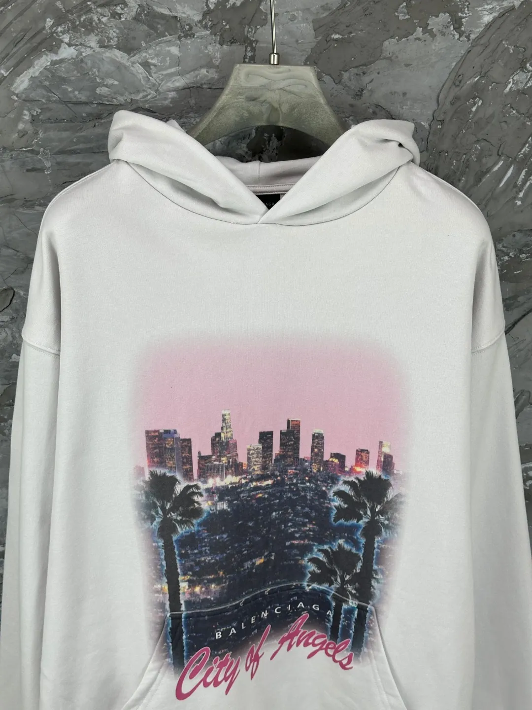 🅿️390 - BALENCI*GA Paris Los Angeles night scene hooded long-sleeved sweatshirt. The front pattern is directly sprayed by computer. The ready-made garments are washed and aged. The letters are clear. The effect is three-dimensional. Exclusively woven and dyed 460g fabric. Threads are dyed in the same vat with zero color difference. Brick cabinet synchronization. Welcome to compare. Same style for men and women -Color: washed black, apricot -SIZE: Xs S M L style number 8966#