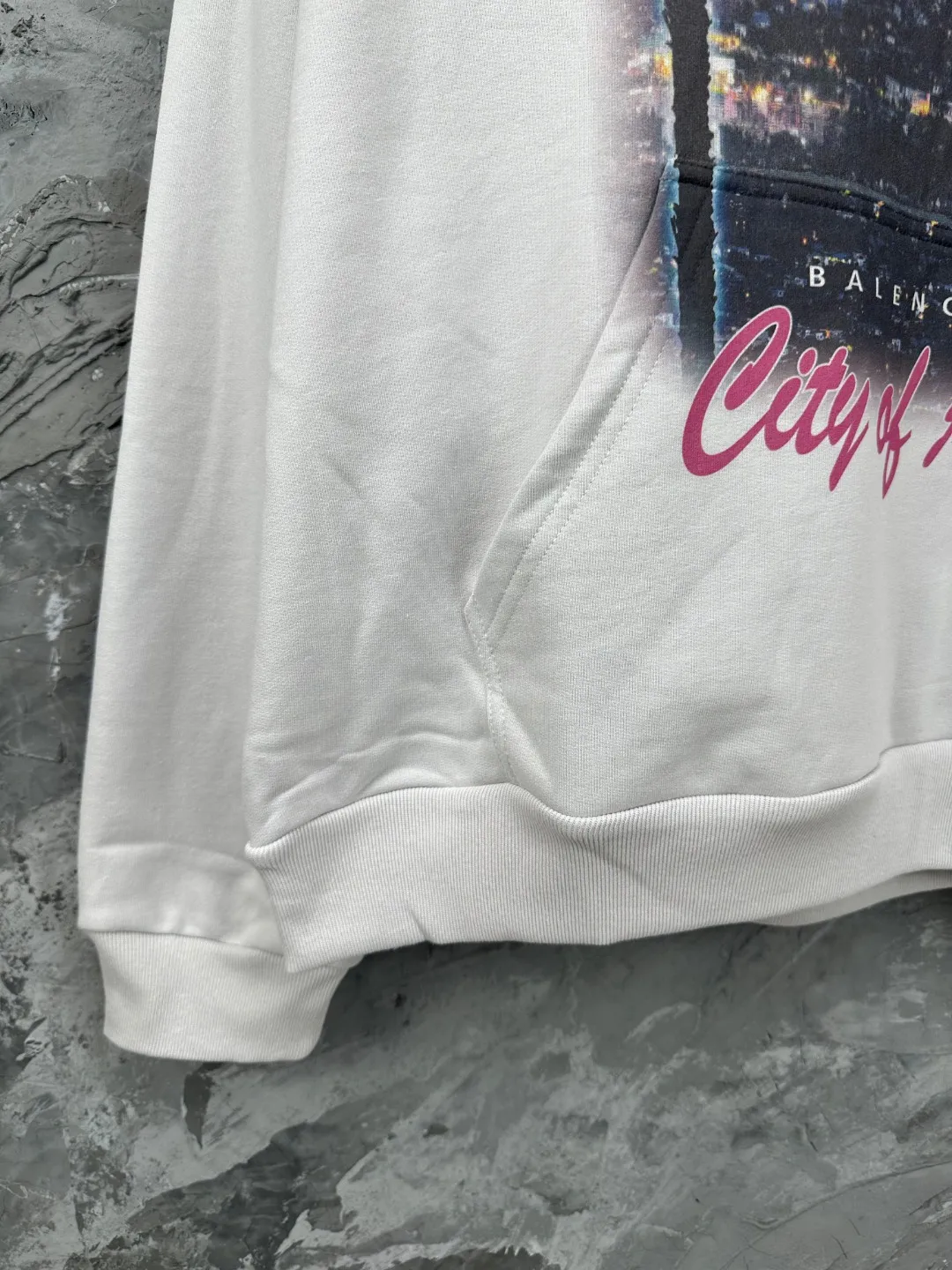 🅿️390 - BALENCI*GA Paris Los Angeles night scene hooded long-sleeved sweatshirt. The front pattern is directly sprayed by computer. The ready-made garments are washed and aged. The letters are clear. The effect is three-dimensional. Exclusively woven and dyed 460g fabric. Threads are dyed in the same vat with zero color difference. Brick cabinet synchronization. Welcome to compare. Same style for men and women -Color: washed black, apricot -SIZE: Xs S M L style number 8966#
