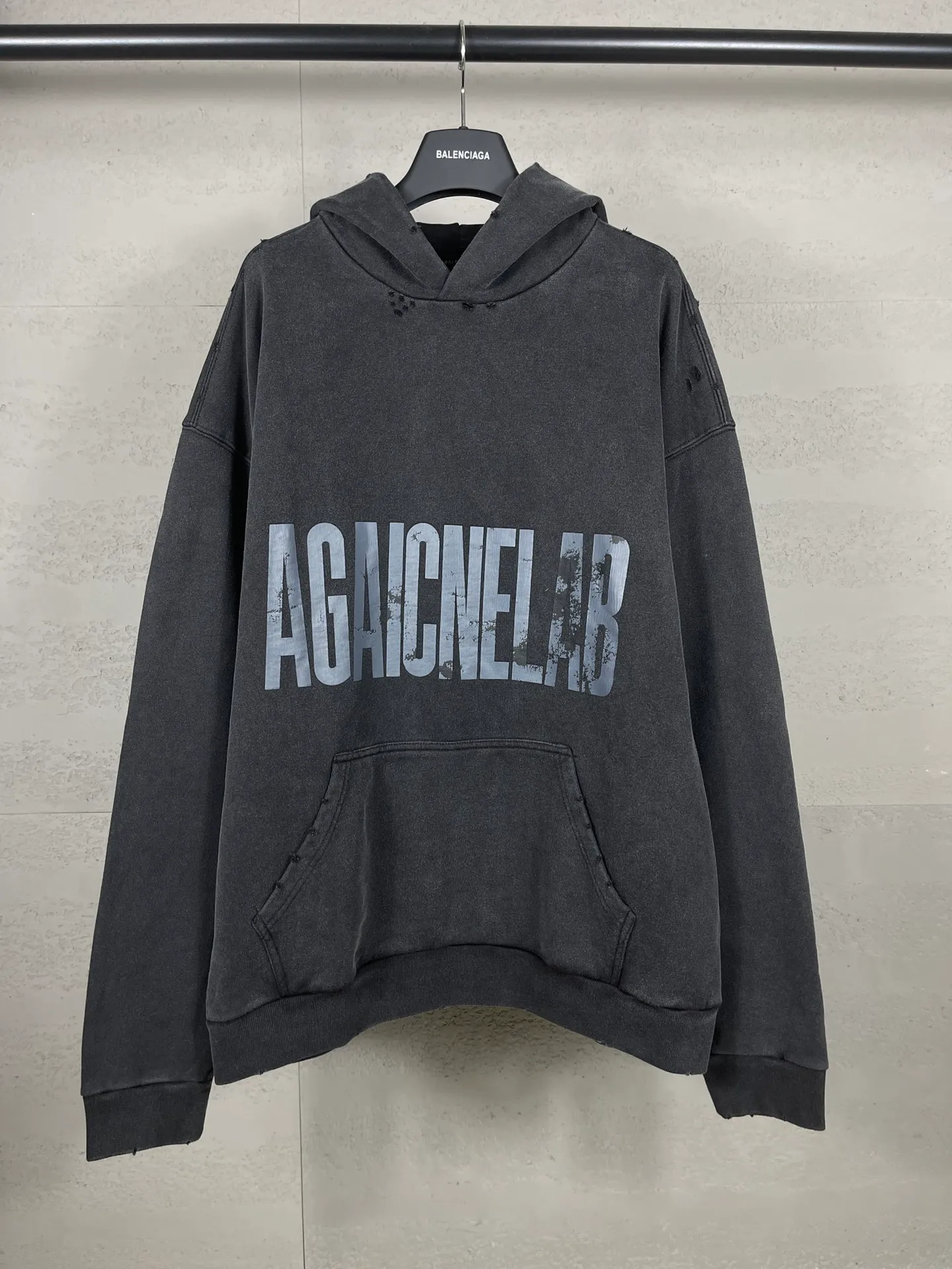 🅿️330 real photos [Top version. Official website quality] BALENCI*GA/Paris. SS24 latest model, Paris anti-letter art destruction crack print hooded sweatshirt. Brick cabinet synchronization. Genuine product developed in the first time, happy to print and compare! The fabric is made of Paris ZP custom-woven and dyed cotton double yarn. Weighing 460 grams, the cloth surface is clean. The cloth pattern is clear, soft and comfortable. The threads are dyed with no color difference. The printing uses environmentally friendly imported materials. The letters are clear and the effect is three-dimensional. The version adopts OS loose shoulder design. Same style for men and women. Code: BL238902 Color: washed black Size: XS S M L