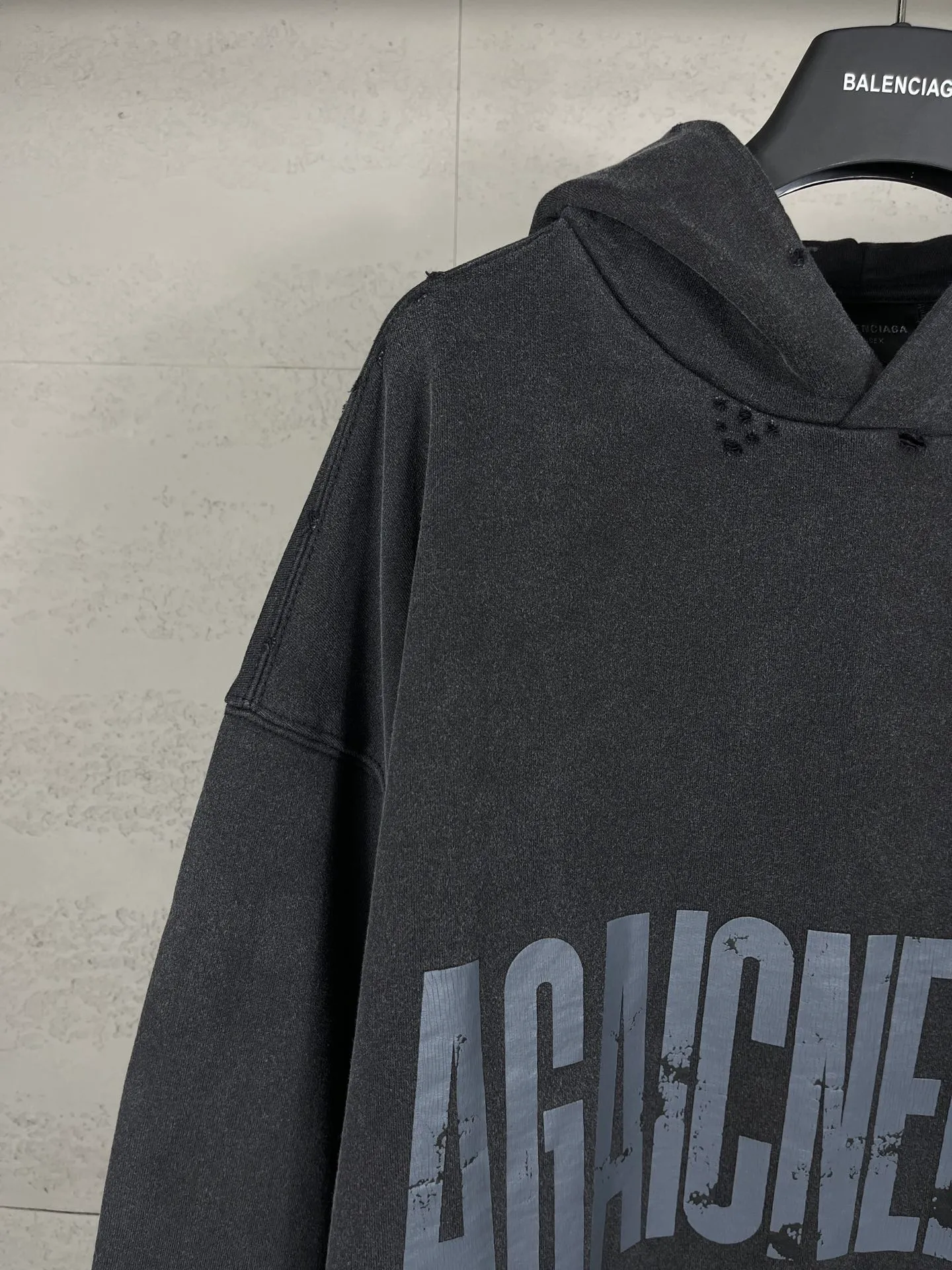 🅿️330 real photos [Top version. Official website quality] BALENCI*GA/Paris. SS24 latest model, Paris anti-letter art destruction crack print hooded sweatshirt. Brick cabinet synchronization. Genuine product developed in the first time, happy to print and compare! The fabric is made of Paris ZP custom-woven and dyed cotton double yarn. Weighing 460 grams, the cloth surface is clean. The cloth pattern is clear, soft and comfortable. The threads are dyed with no color difference. The printing uses environmentally friendly imported materials. The letters are clear and the effect is three-dimensional. The version adopts OS loose shoulder design. Same style for men and women. Code: BL238902 Color: washed black Size: XS S M L