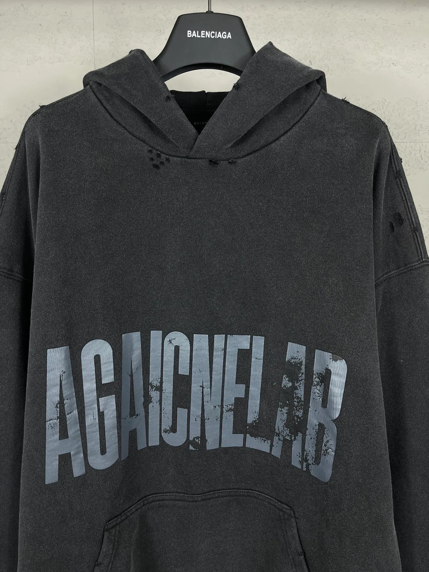 🅿️330 real photos [Top version. Official website quality] BALENCI*GA/Paris. SS24 latest model, Paris anti-letter art destruction crack print hooded sweatshirt. Brick cabinet synchronization. Genuine product developed in the first time, happy to print and compare! The fabric is made of Paris ZP custom-woven and dyed cotton double yarn. Weighing 460 grams, the cloth surface is clean. The cloth pattern is clear, soft and comfortable. The threads are dyed with no color difference. The printing uses environmentally friendly imported materials. The letters are clear and the effect is three-dimensional. The version adopts OS loose shoulder design. Same style for men and women. Code: BL238902 Color: washed black Size: XS S M L