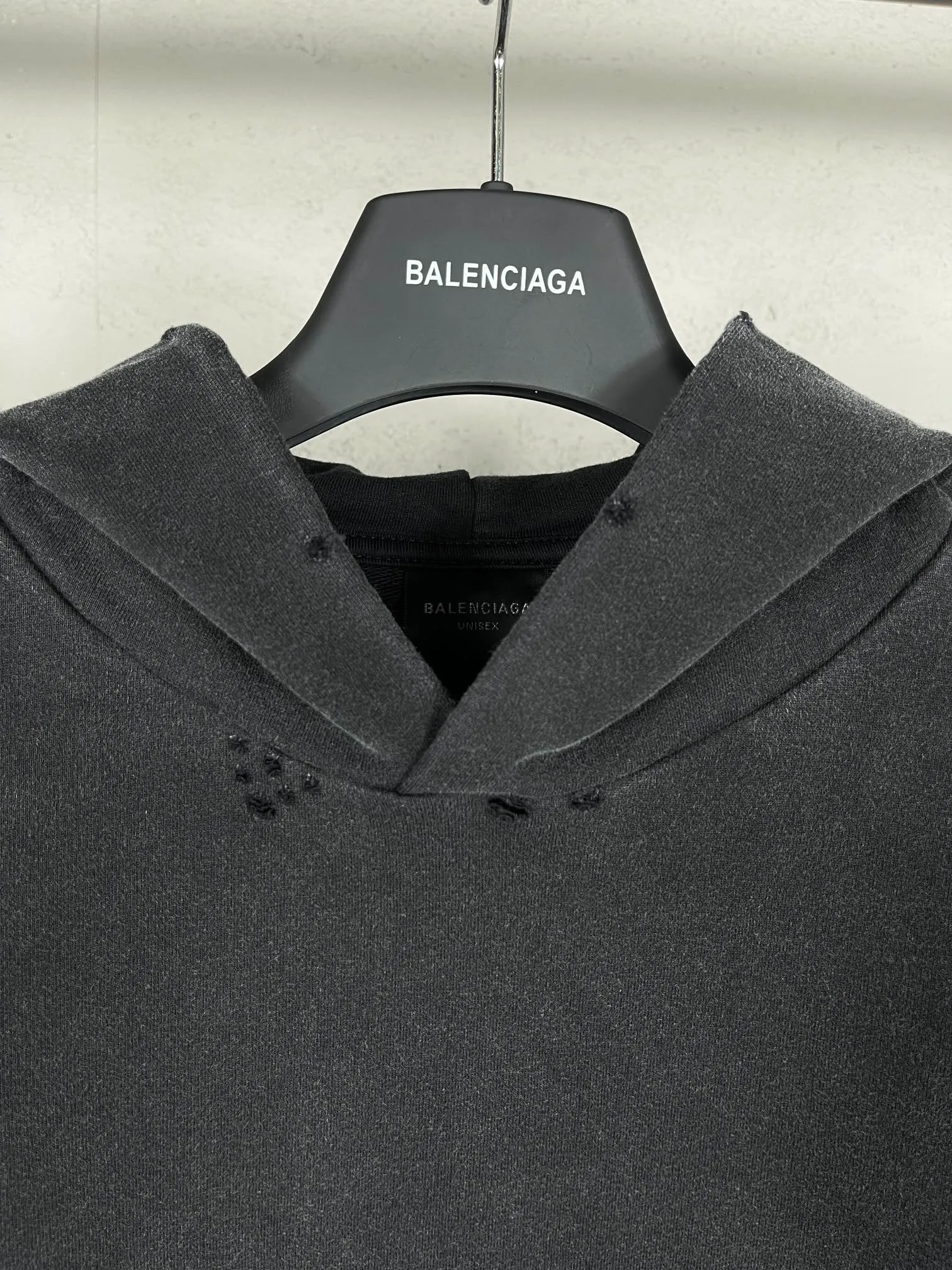 🅿️330 real photos [Top version. Official website quality] BALENCI*GA/Paris. SS24 latest model, Paris anti-letter art destruction crack print hooded sweatshirt. Brick cabinet synchronization. Genuine product developed in the first time, happy to print and compare! The fabric is made of Paris ZP custom-woven and dyed cotton double yarn. Weighing 460 grams, the cloth surface is clean. The cloth pattern is clear, soft and comfortable. The threads are dyed with no color difference. The printing uses environmentally friendly imported materials. The letters are clear and the effect is three-dimensional. The version adopts OS loose shoulder design. Same style for men and women. Code: BL238902 Color: washed black Size: XS S M L