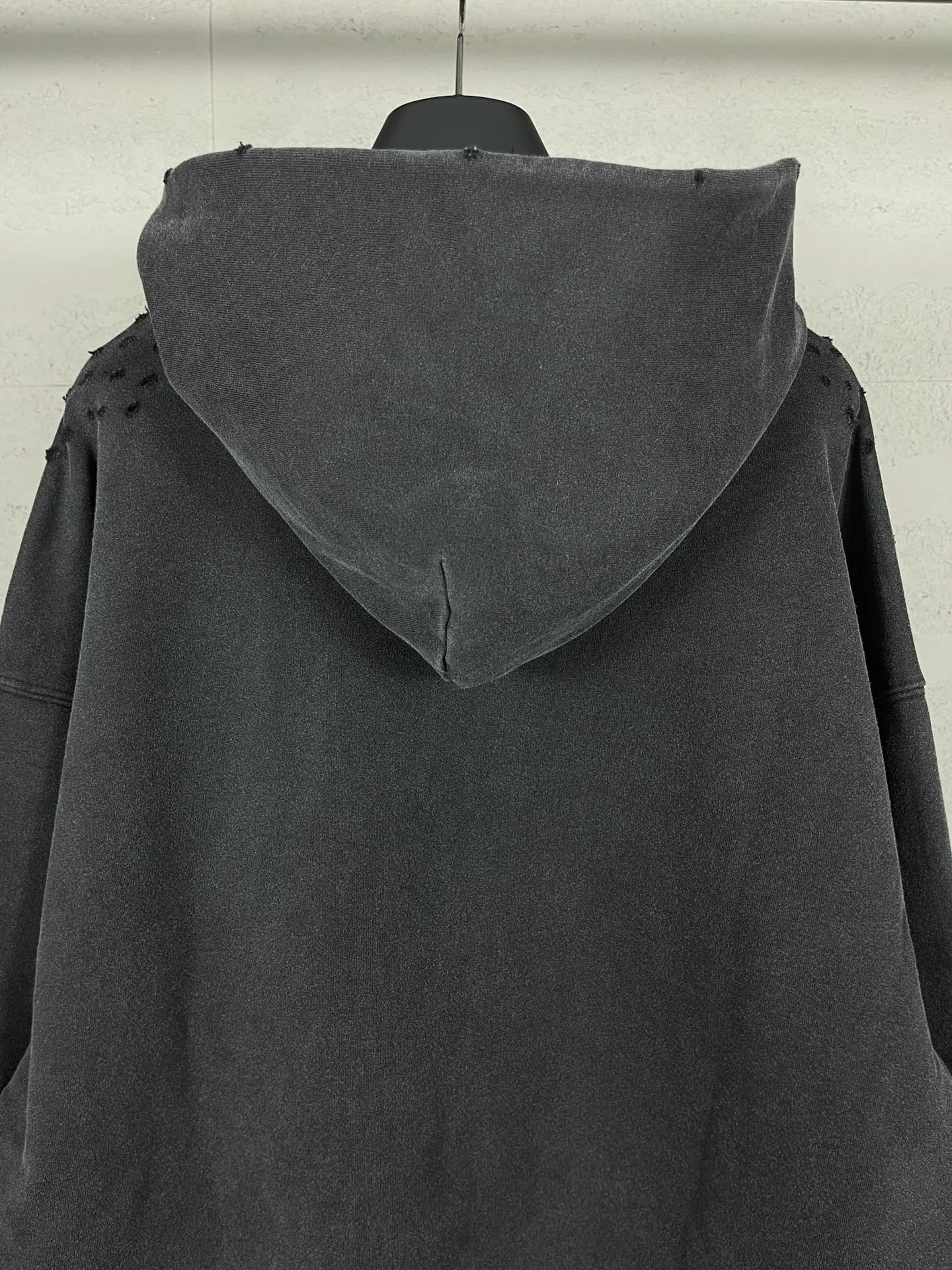 🅿️330 real photos [Top version. Official website quality] BALENCI*GA/Paris. SS24 latest model, Paris anti-letter art destruction crack print hooded sweatshirt. Brick cabinet synchronization. Genuine product developed in the first time, happy to print and compare! The fabric is made of Paris ZP custom-woven and dyed cotton double yarn. Weighing 460 grams, the cloth surface is clean. The cloth pattern is clear, soft and comfortable. The threads are dyed with no color difference. The printing uses environmentally friendly imported materials. The letters are clear and the effect is three-dimensional. The version adopts OS loose shoulder design. Same style for men and women. Code: BL238902 Color: washed black Size: XS S M L