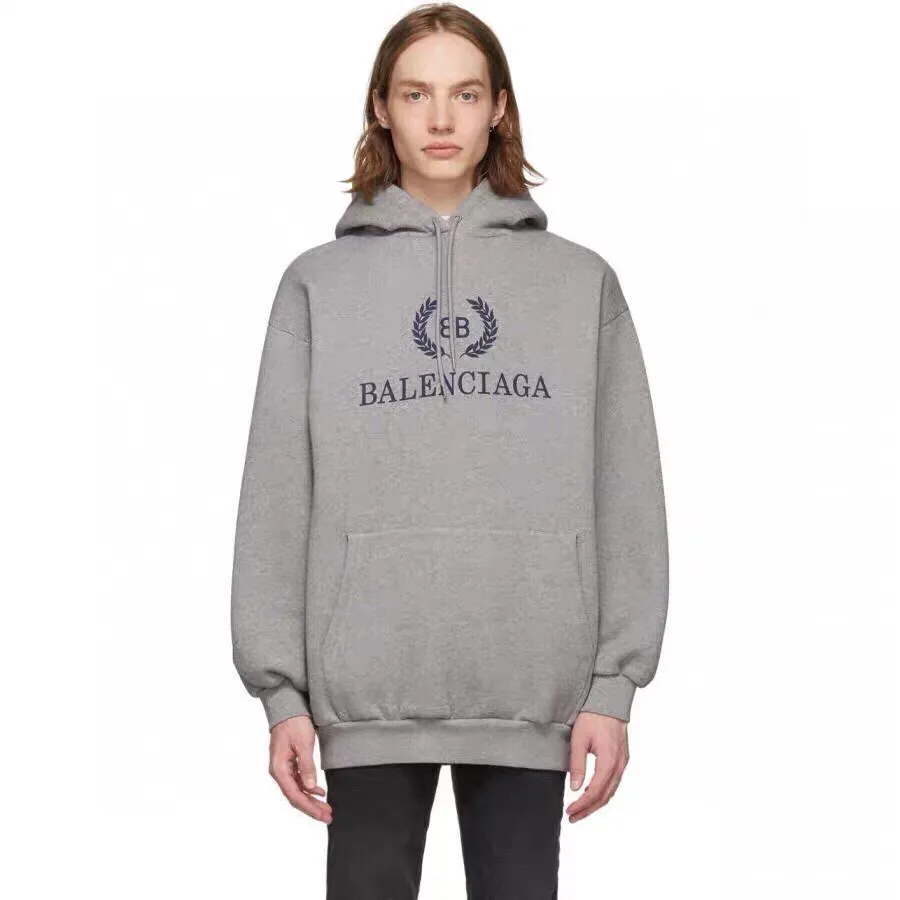 ♻️💯Reference model picture for the upper body❤️The top tested version of Balenciaga's classic wheat ear hooded sweatshirt. It is made of 480g pure cotton double yarn terry fabric, which is thick and textured. It is made of high-density knitted fabric technology. It is firm and elastic, with high suppleness and skin-friendliness. It feels soft and delicate, does not shrink or deform, and the upper body is crisp and stylish. It is different from the cheap soft couch fabrics with low weight and low count on the market.  Ultra-high-level workmanship, every detail shows a sense of luxury, and the original three-dimensional cutting process creates a perfect fit. The OS loose shoulder style accommodates all body types. It is a truly versatile style that looks slim and good-looking for both men and women.  The brushed classic wheat ear letter print has high fastness and will not crack or fall off. The classic pattern will never go out of style. Multiple colors are available, and every color is beautiful!  Color: Gray Size: XS-L P:420