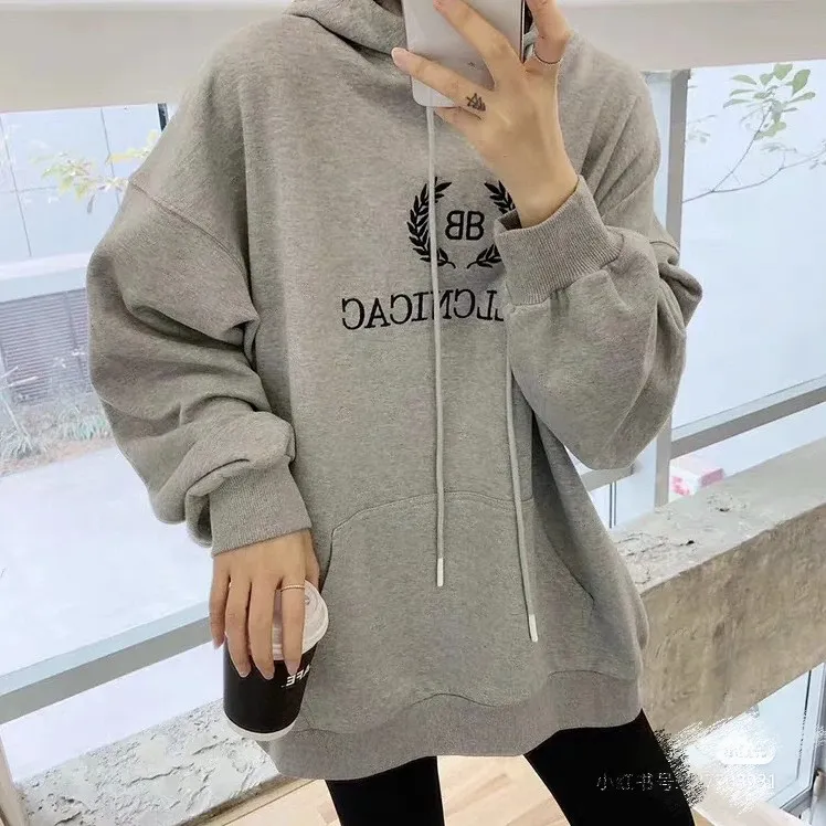 ♻️💯Reference model picture for the upper body❤️The top tested version of Balenciaga's classic wheat ear hooded sweatshirt. It is made of 480g pure cotton double yarn terry fabric, which is thick and textured. It is made of high-density knitted fabric technology. It is firm and elastic, with high suppleness and skin-friendliness. It feels soft and delicate, does not shrink or deform, and the upper body is crisp and stylish. It is different from the cheap soft couch fabrics with low weight and low count on the market.  Ultra-high-level workmanship, every detail shows a sense of luxury, and the original three-dimensional cutting process creates a perfect fit. The OS loose shoulder style accommodates all body types. It is a truly versatile style that looks slim and good-looking for both men and women.  The brushed classic wheat ear letter print has high fastness and will not crack or fall off. The classic pattern will never go out of style. Multiple colors are available, and every color is beautiful!  Color: Gray Size: XS-L P:420