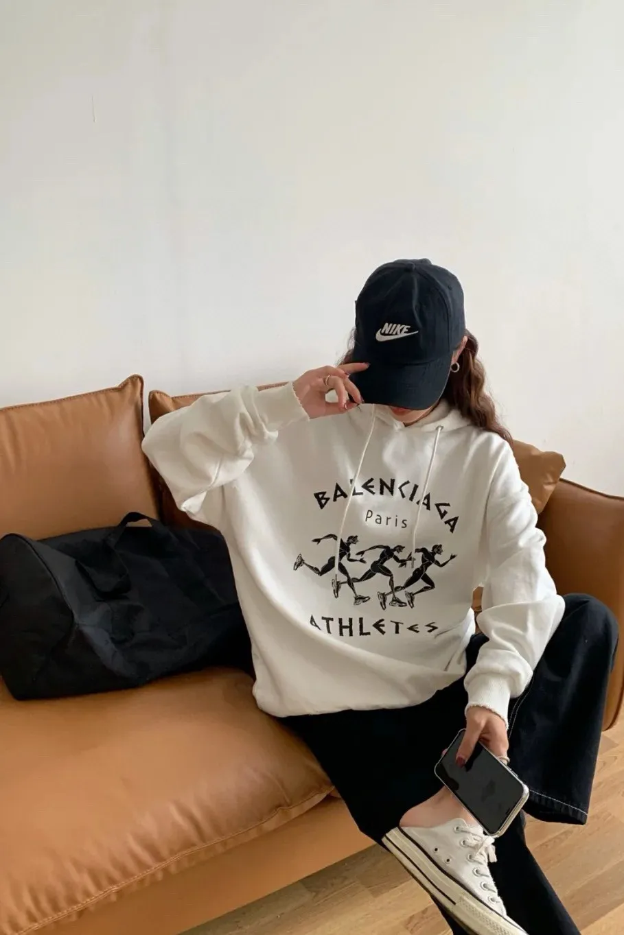 ♻️💯Reference model picture for the upper body❤️The top tested version Balenciaga BALENCIAGA running men's running marathon pure cotton loose loose men's and women's couple's same style autumn and winter hoodie hooded sweatshirt. The printing uses imported glue, high-coverage screen printing technology, high printing accuracy, and no tooth edges. Neat, refreshing, and clear texture. The fabric is made of 480g combed cotton fabric, which is full of drape! Color: Black White Dark Blue Size: XS-L P:450