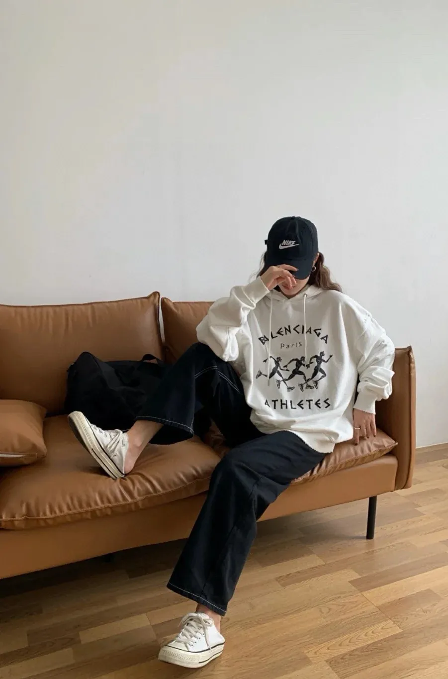 ♻️💯Reference model picture for the upper body❤️The top tested version Balenciaga BALENCIAGA running men's running marathon pure cotton loose loose men's and women's couple's same style autumn and winter hoodie hooded sweatshirt. The printing uses imported glue, high-coverage screen printing technology, high printing accuracy, and no tooth edges. Neat, refreshing, and clear texture. The fabric is made of 480g combed cotton fabric, which is full of drape! Color: Black White Dark Blue Size: XS-L P:450