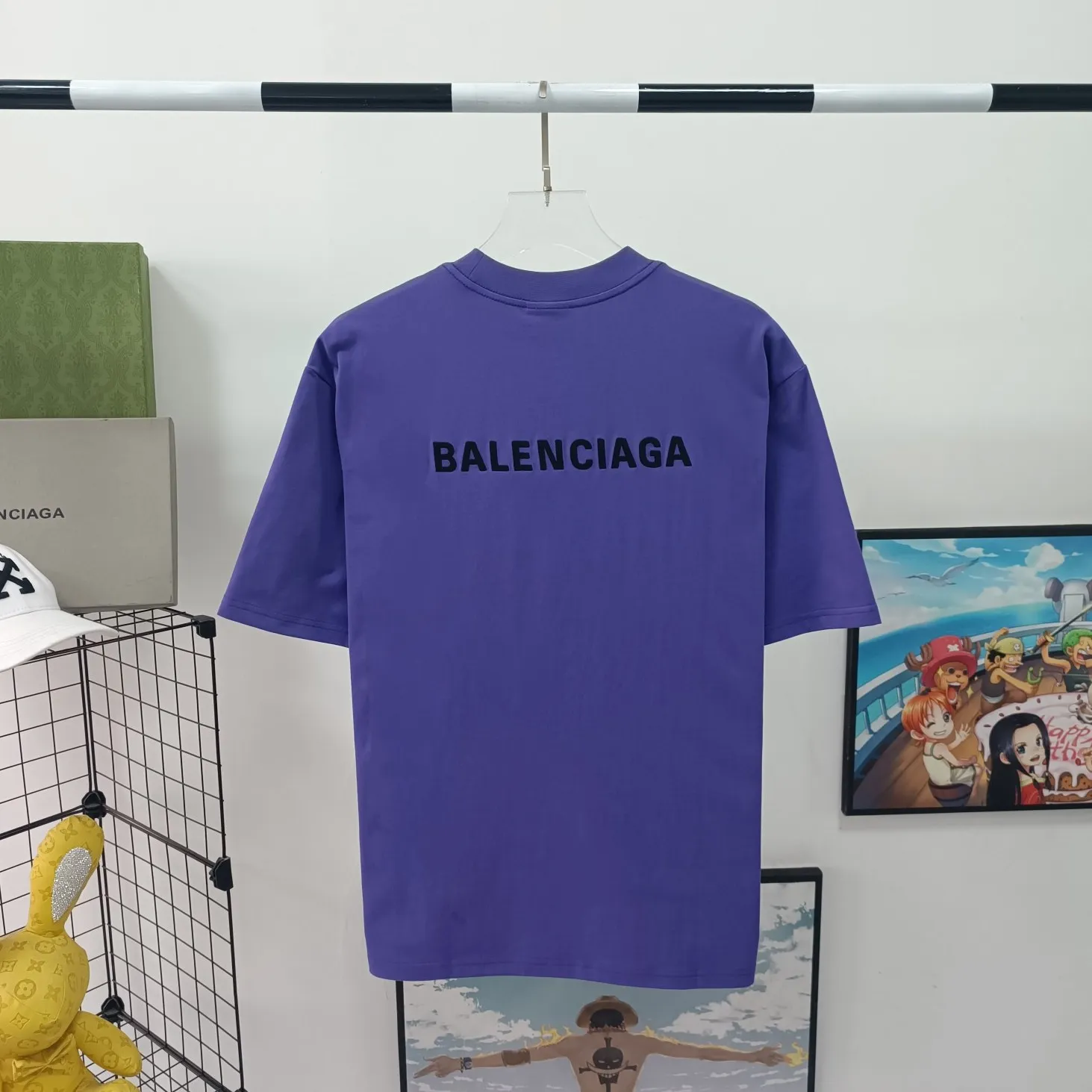 [Launched] Top tested version of BALENCIAGA Paris classic letter embroidery for male and female couples star same style pure cotton loose short-sleeved T-shirt. T-shirt looks simple and classic. The garment-making process is extremely complex. Imported Tajima machine heavy-duty high-density embroidery is used. Fine embroidery without rough edges and stray threads is very tight. The concave and convex texture is obvious. Ready-made garments are heavily embroidered with 4w needles. Breaking the traditional process of embroidering first and then sewing. The embroidery process is different from market currency and highly restores the yb effect. Custom-woven and custom-dyed 280 grams of new color fabrics. Custom-dyed threads in the same vat with zero color difference. Exclusive high quality. Welcome to compare. Same style for men and women. Color: dark purple. Size: XS-L P:260