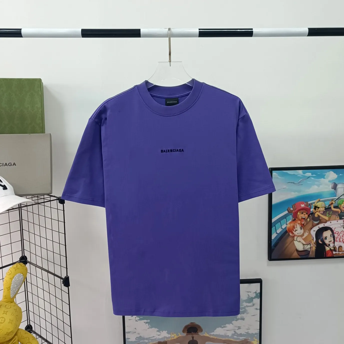 [Launched] Top tested version of BALENCIAGA Paris classic letter embroidery for male and female couples star same style pure cotton loose short-sleeved T-shirt. T-shirt looks simple and classic. The garment-making process is extremely complex. Imported Tajima machine heavy-duty high-density embroidery is used. Fine embroidery without rough edges and stray threads is very tight. The concave and convex texture is obvious. Ready-made garments are heavily embroidered with 4w needles. Breaking the traditional process of embroidering first and then sewing. The embroidery process is different from market currency and highly restores the yb effect. Custom-woven and custom-dyed 280 grams of new color fabrics. Custom-dyed threads in the same vat with zero color difference. Exclusive high quality. Welcome to compare. Same style for men and women. Color: dark purple. Size: XS-L P:260