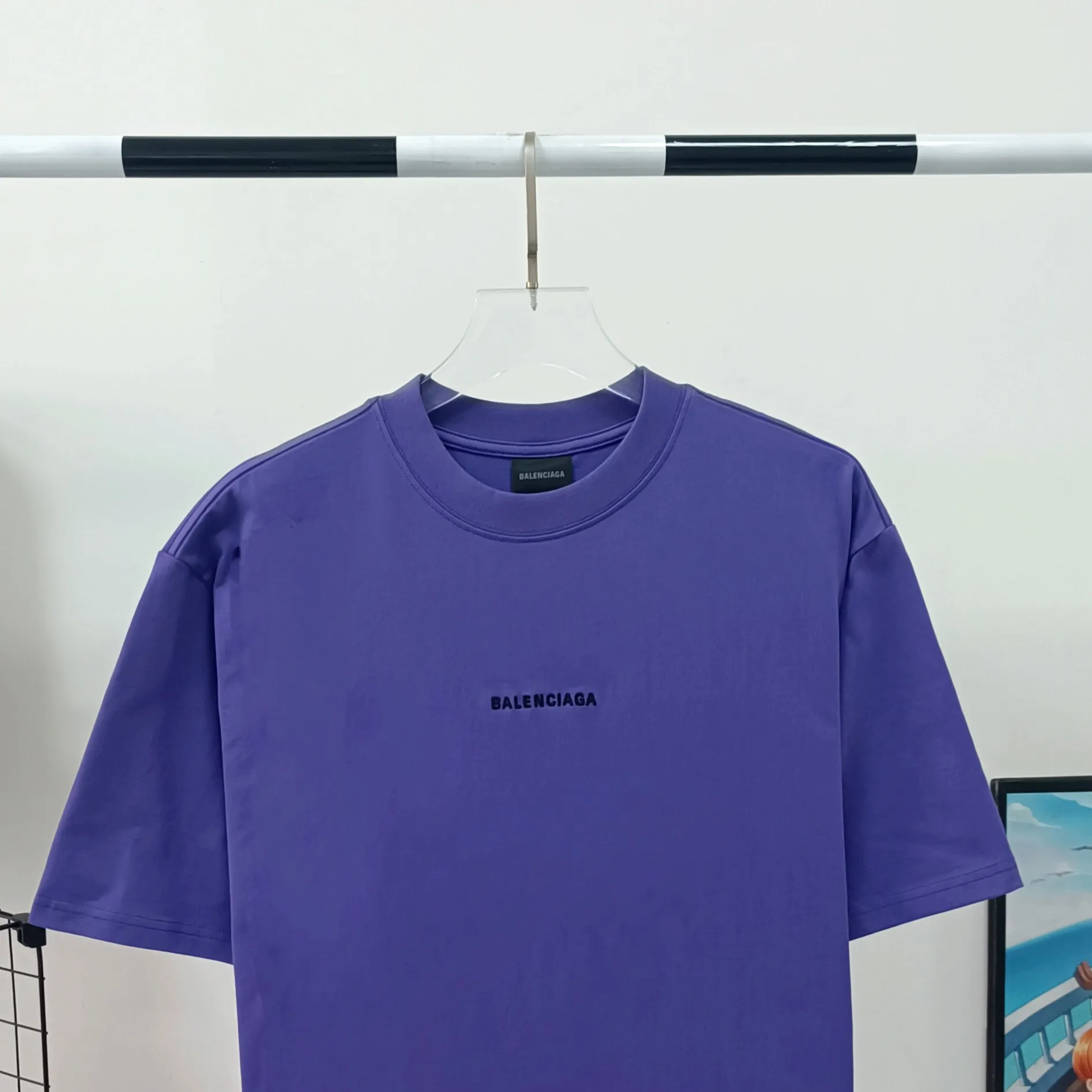 [Launched] Top tested version of BALENCIAGA Paris classic letter embroidery for male and female couples star same style pure cotton loose short-sleeved T-shirt. T-shirt looks simple and classic. The garment-making process is extremely complex. Imported Tajima machine heavy-duty high-density embroidery is used. Fine embroidery without rough edges and stray threads is very tight. The concave and convex texture is obvious. Ready-made garments are heavily embroidered with 4w needles. Breaking the traditional process of embroidering first and then sewing. The embroidery process is different from market currency and highly restores the yb effect. Custom-woven and custom-dyed 280 grams of new color fabrics. Custom-dyed threads in the same vat with zero color difference. Exclusive high quality. Welcome to compare. Same style for men and women. Color: dark purple. Size: XS-L P:260