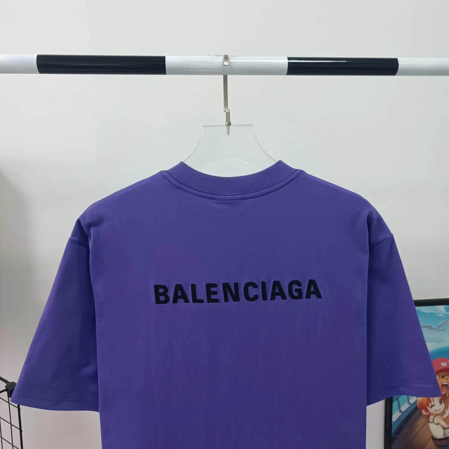 [Launched] Top tested version of BALENCIAGA Paris classic letter embroidery for male and female couples star same style pure cotton loose short-sleeved T-shirt. T-shirt looks simple and classic. The garment-making process is extremely complex. Imported Tajima machine heavy-duty high-density embroidery is used. Fine embroidery without rough edges and stray threads is very tight. The concave and convex texture is obvious. Ready-made garments are heavily embroidered with 4w needles. Breaking the traditional process of embroidering first and then sewing. The embroidery process is different from market currency and highly restores the yb effect. Custom-woven and custom-dyed 280 grams of new color fabrics. Custom-dyed threads in the same vat with zero color difference. Exclusive high quality. Welcome to compare. Same style for men and women. Color: dark purple. Size: XS-L P:260