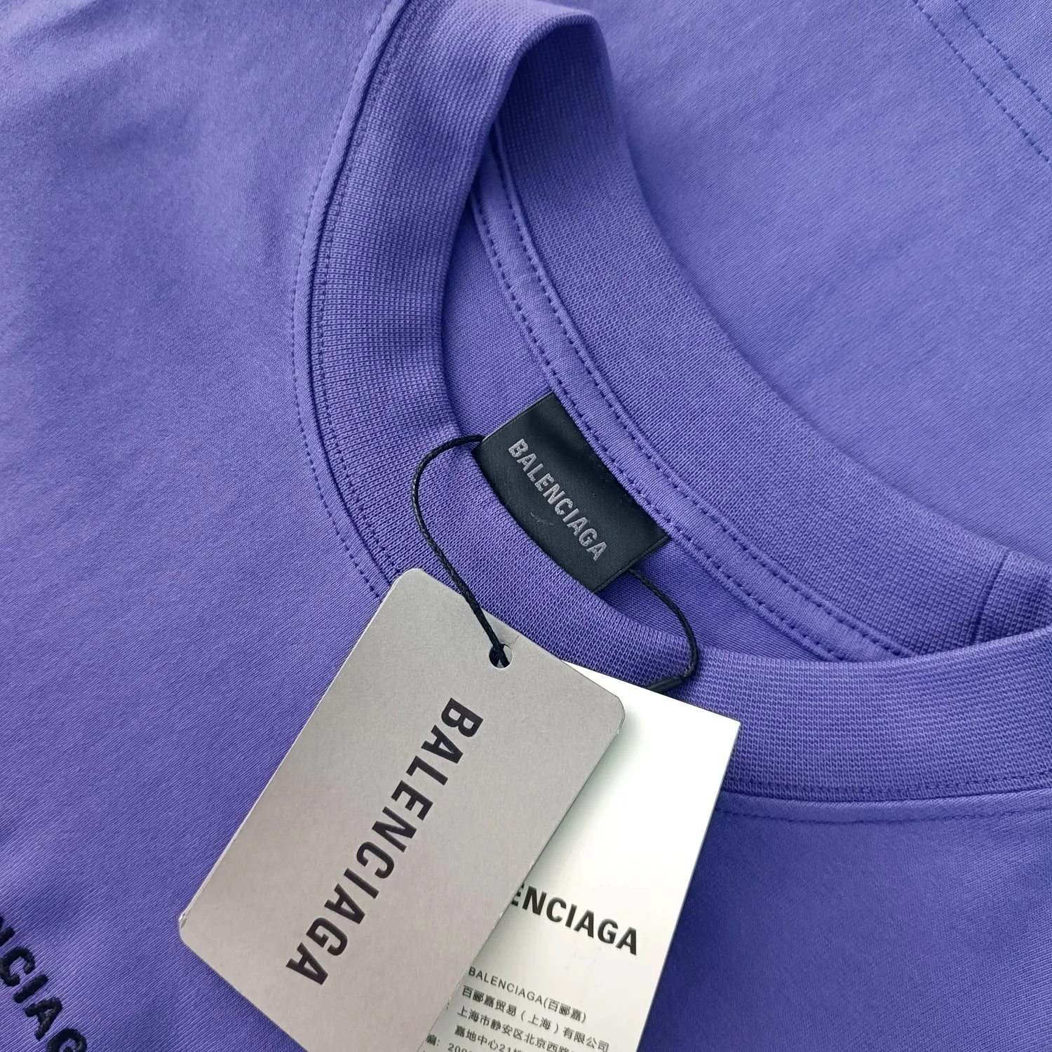 [Launched] Top tested version of BALENCIAGA Paris classic letter embroidery for male and female couples star same style pure cotton loose short-sleeved T-shirt. T-shirt looks simple and classic. The garment-making process is extremely complex. Imported Tajima machine heavy-duty high-density embroidery is used. Fine embroidery without rough edges and stray threads is very tight. The concave and convex texture is obvious. Ready-made garments are heavily embroidered with 4w needles. Breaking the traditional process of embroidering first and then sewing. The embroidery process is different from market currency and highly restores the yb effect. Custom-woven and custom-dyed 280 grams of new color fabrics. Custom-dyed threads in the same vat with zero color difference. Exclusive high quality. Welcome to compare. Same style for men and women. Color: dark purple. Size: XS-L P:260