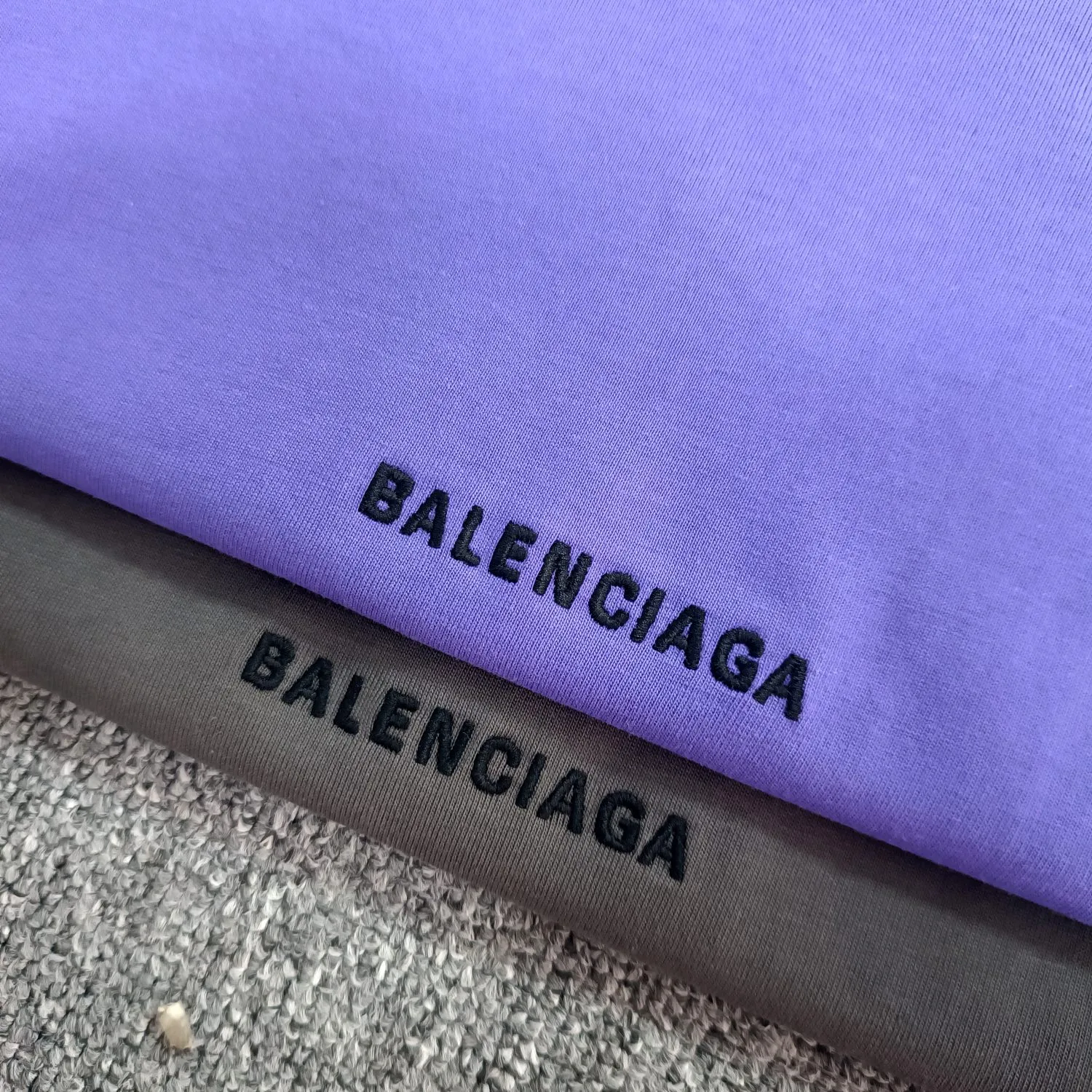 [Launched] Top tested version of BALENCIAGA Paris classic letter embroidery for male and female couples star same style pure cotton loose short-sleeved T-shirt. T-shirt looks simple and classic. The garment-making process is extremely complex. Imported Tajima machine heavy-duty high-density embroidery is used. Fine embroidery without rough edges and stray threads is very tight. The concave and convex texture is obvious. Ready-made garments are heavily embroidered with 4w needles. Breaking the traditional process of embroidering first and then sewing. The embroidery process is different from market currency and highly restores the yb effect. Custom-woven and custom-dyed 280 grams of new color fabrics. Custom-dyed threads in the same vat with zero color difference. Exclusive high quality. Welcome to compare. Same style for men and women. Color: dark purple. Size: XS-L P:260