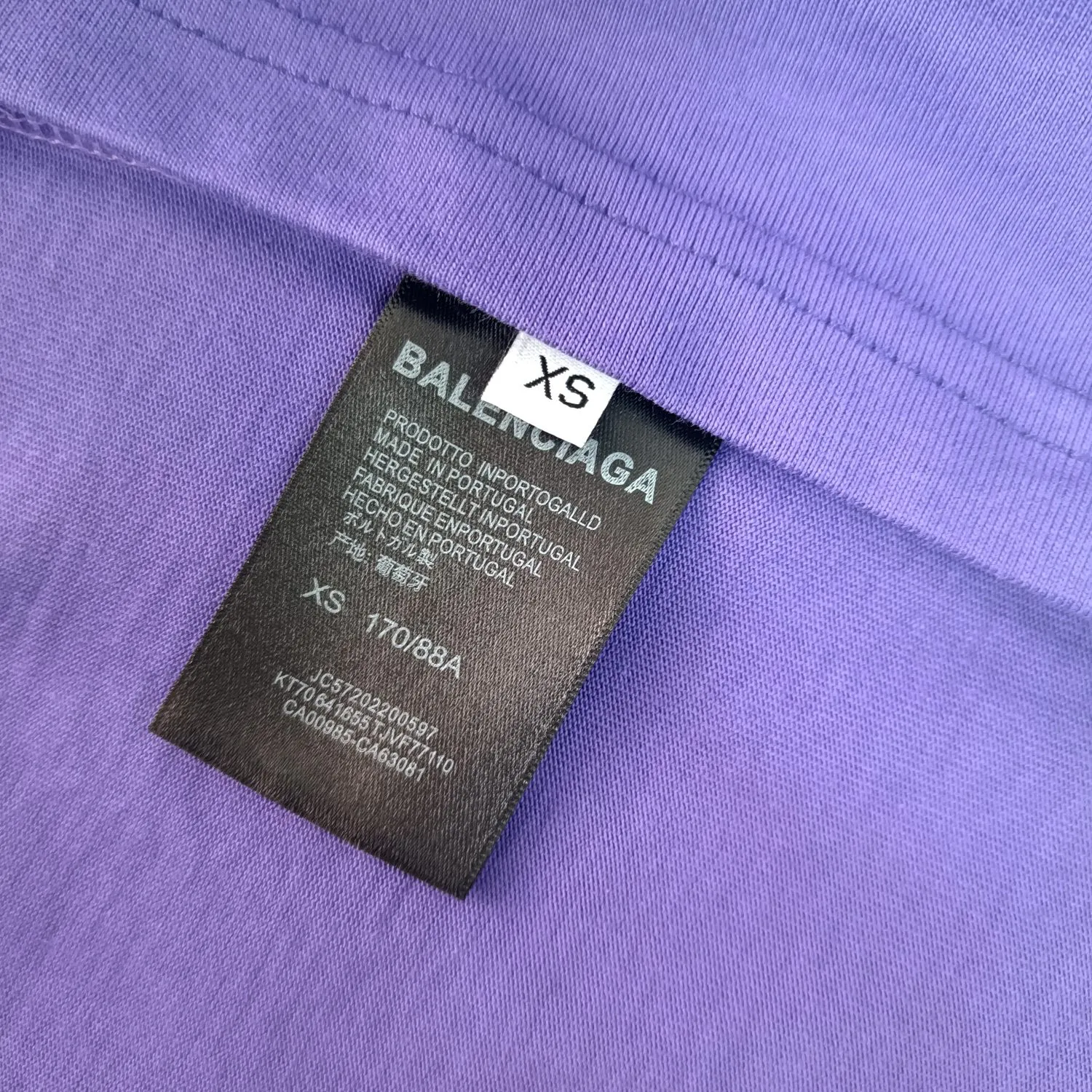 [Launched] Top tested version of BALENCIAGA Paris classic letter embroidery for male and female couples star same style pure cotton loose short-sleeved T-shirt. T-shirt looks simple and classic. The garment-making process is extremely complex. Imported Tajima machine heavy-duty high-density embroidery is used. Fine embroidery without rough edges and stray threads is very tight. The concave and convex texture is obvious. Ready-made garments are heavily embroidered with 4w needles. Breaking the traditional process of embroidering first and then sewing. The embroidery process is different from market currency and highly restores the yb effect. Custom-woven and custom-dyed 280 grams of new color fabrics. Custom-dyed threads in the same vat with zero color difference. Exclusive high quality. Welcome to compare. Same style for men and women. Color: dark purple. Size: XS-L P:260