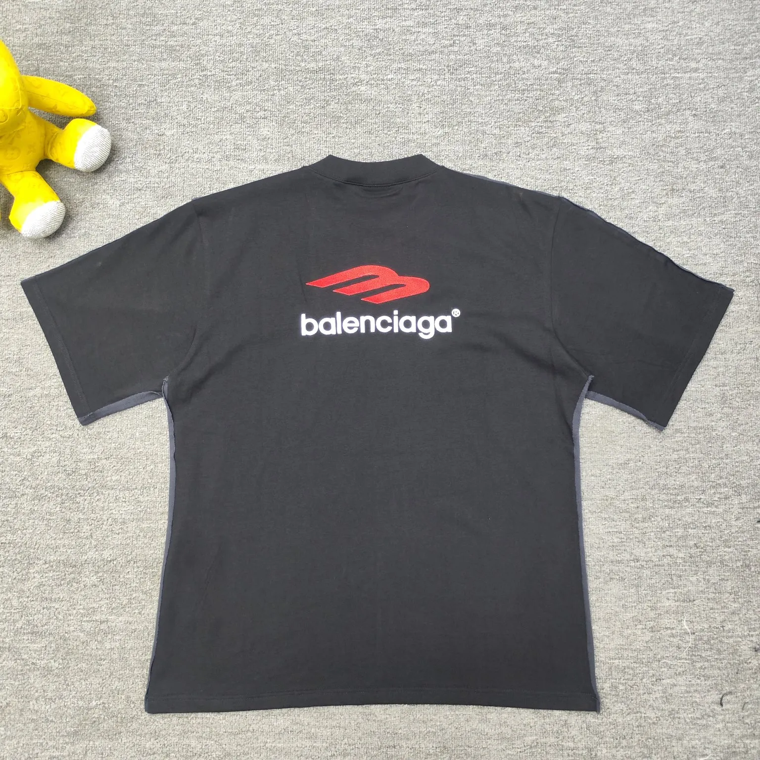 [New] BALENCIAGA/ Balenciaga 2024SS latest front and back different color fabric splicing AB double-sided printing embroidery double combined short-sleeved T-shirt No. 1 quality in this market Real ceiling quality All original development pay attention to detail pictures to avoid mixed sales of stolen pictures Correct 260g custom-woven and dyed double yarn fabric Soft and comfortable Chest printing imported Conley direct-injection machine environmentally friendly material direct-injection Three-dimensional and clear Strong non-falling Imported Tajima embroidery machine 15W needle embroidery on the back The letters are full, three-dimensional and clear. Correct details. The new method of splicing is very expensive. Overweight craftsmanship. Distinguished market currency. Dyeing thread. No color difference. No fading. No deformation. Restore ZP. Here I will explain why mine is a little more expensive than others: 1. It seems to be a simple printing or embroidery. In fact, it is not simple at all. 10000% imported machine restoration. Not just lip service. Welcome to compare with peers. 2. Each model is produced by the company. The detailed workmanship and fabrics are consistent with the original ones. Guaranteed no color difference from the counter. Reproduction is not scary. Whoever fakes it will be embarrassed. It’s not shameful to make a replica, it’s shameful if you can’t buy the correct version if you make a replica. 3. Note that the threaded collars are all original collars of certain countries and regions, with high wrapping. The width of the neckline and cabinets are accurate to the millimeter. Thick necklines are not easy to deform. The collars of high-end products are all restored cabinets. They are different from the big collars in the world. Ordinary garbage short-sleeves are printed with a print. The clavicle of the upper body is exposed. Please be patient. Customers who have bought genuine products or have seen genuine products will come back to place orders again. This is quality. This is quality. 4. Different styles of washed wheat main wheat, including imported wheat, have different colors and codes. Really restore the counter. As we all know, Balenciaga has different English or different colors on the collar labels of each quarter. This distinguishes the fast food products with the same common main wheat washed wheat. 5. Pay attention to the workmanship. The stitching at the neckline has no folds, smooth and natural without overlapping lines, and truly restores this. This is something that many people cannot do. 6. The fabric is made of 260g Paris-specific double yarn. No one can make better fabrics than my family. It’s really incomparable to the ordinary version on the market. Respect it. It’s genuine and costs several thousand yuan. Don’t judge the quality of street stall products. 7. The workmanship is fully restored and the packaging is fully restored. The cost is huge. 8. I guarantee here that this is the highest quality you can find. Color: Black Size: XS-L P:300