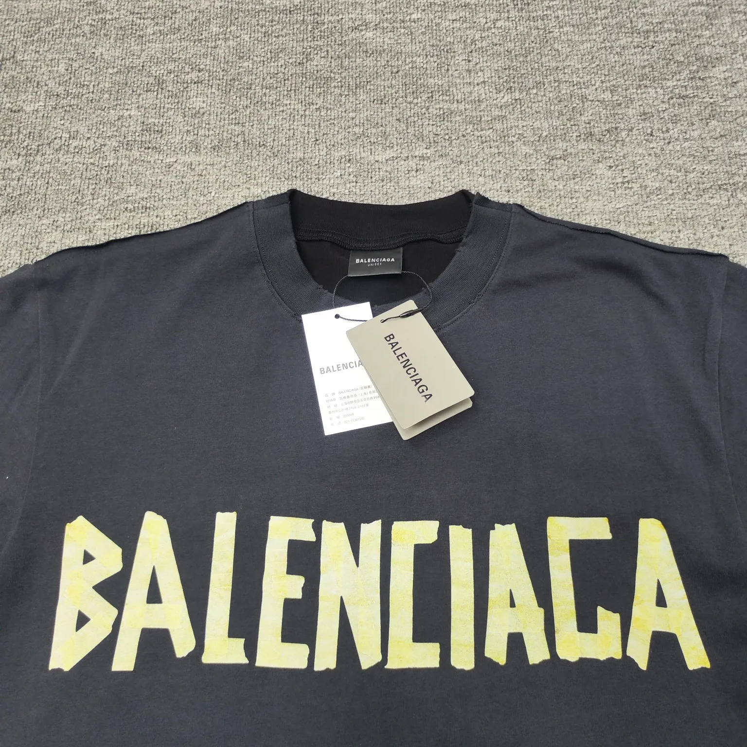 [New] BALENCIAGA/ Balenciaga 2024SS latest front and back different color fabric splicing AB double-sided printing embroidery double combined short-sleeved T-shirt No. 1 quality in this market Real ceiling quality All original development pay attention to detail pictures to avoid mixed sales of stolen pictures Correct 260g custom-woven and dyed double yarn fabric Soft and comfortable Chest printing imported Conley direct-injection machine environmentally friendly material direct-injection Three-dimensional and clear Strong non-falling Imported Tajima embroidery machine 15W needle embroidery on the back The letters are full, three-dimensional and clear. Correct details. The new method of splicing is very expensive. Overweight craftsmanship. Distinguished market currency. Dyeing thread. No color difference. No fading. No deformation. Restore ZP. Here I will explain why mine is a little more expensive than others: 1. It seems to be a simple printing or embroidery. In fact, it is not simple at all. 10000% imported machine restoration. Not just lip service. Welcome to compare with peers. 2. Each model is produced by the company. The detailed workmanship and fabrics are consistent with the original ones. Guaranteed no color difference from the counter. Reproduction is not scary. Whoever fakes it will be embarrassed. It’s not shameful to make a replica, it’s shameful if you can’t buy the correct version if you make a replica. 3. Note that the threaded collars are all original collars of certain countries and regions, with high wrapping. The width of the neckline and cabinets are accurate to the millimeter. Thick necklines are not easy to deform. The collars of high-end products are all restored cabinets. They are different from the big collars in the world. Ordinary garbage short-sleeves are printed with a print. The clavicle of the upper body is exposed. Please be patient. Customers who have bought genuine products or have seen genuine products will come back to place orders again. This is quality. This is quality. 4. Different styles of washed wheat main wheat, including imported wheat, have different colors and codes. Really restore the counter. As we all know, Balenciaga has different English or different colors on the collar labels of each quarter. This distinguishes the fast food products with the same common main wheat washed wheat. 5. Pay attention to the workmanship. The stitching at the neckline has no folds, smooth and natural without overlapping lines, and truly restores this. This is something that many people cannot do. 6. The fabric is made of 260g Paris-specific double yarn. No one can make better fabrics than my family. It’s really incomparable to the ordinary version on the market. Respect it. It’s genuine and costs several thousand yuan. Don’t judge the quality of street stall products. 7. The workmanship is fully restored and the packaging is fully restored. The cost is huge. 8. I guarantee here that this is the highest quality you can find. Color: Black Size: XS-L P:300