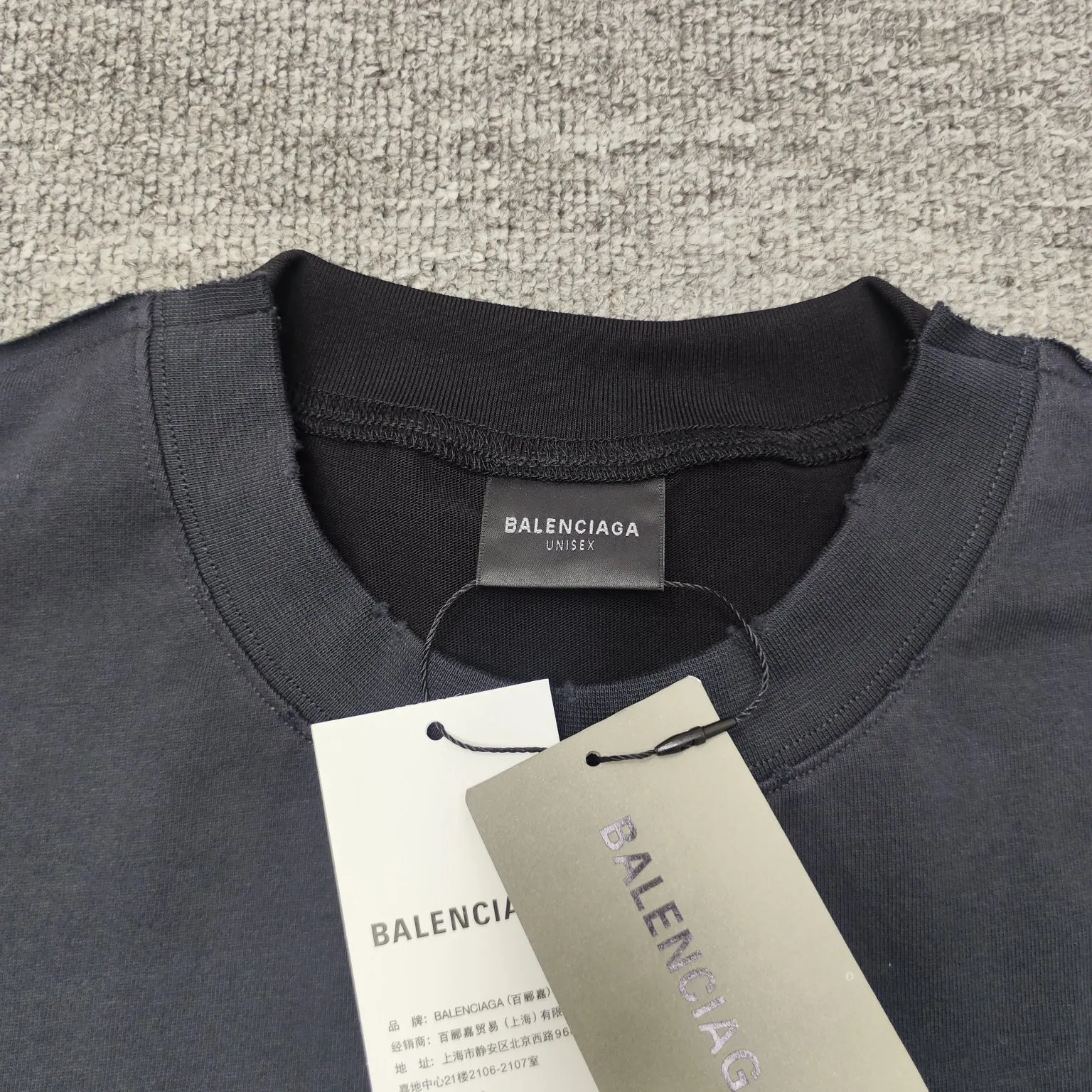 [New] BALENCIAGA/ Balenciaga 2024SS latest front and back different color fabric splicing AB double-sided printing embroidery double combined short-sleeved T-shirt No. 1 quality in this market Real ceiling quality All original development pay attention to detail pictures to avoid mixed sales of stolen pictures Correct 260g custom-woven and dyed double yarn fabric Soft and comfortable Chest printing imported Conley direct-injection machine environmentally friendly material direct-injection Three-dimensional and clear Strong non-falling Imported Tajima embroidery machine 15W needle embroidery on the back The letters are full, three-dimensional and clear. Correct details. The new method of splicing is very expensive. Overweight craftsmanship. Distinguished market currency. Dyeing thread. No color difference. No fading. No deformation. Restore ZP. Here I will explain why mine is a little more expensive than others: 1. It seems to be a simple printing or embroidery. In fact, it is not simple at all. 10000% imported machine restoration. Not just lip service. Welcome to compare with peers. 2. Each model is produced by the company. The detailed workmanship and fabrics are consistent with the original ones. Guaranteed no color difference from the counter. Reproduction is not scary. Whoever fakes it will be embarrassed. It’s not shameful to make a replica, it’s shameful if you can’t buy the correct version if you make a replica. 3. Note that the threaded collars are all original collars of certain countries and regions, with high wrapping. The width of the neckline and cabinets are accurate to the millimeter. Thick necklines are not easy to deform. The collars of high-end products are all restored cabinets. They are different from the big collars in the world. Ordinary garbage short-sleeves are printed with a print. The clavicle of the upper body is exposed. Please be patient. Customers who have bought genuine products or have seen genuine products will come back to place orders again. This is quality. This is quality. 4. Different styles of washed wheat main wheat, including imported wheat, have different colors and codes. Really restore the counter. As we all know, Balenciaga has different English or different colors on the collar labels of each quarter. This distinguishes the fast food products with the same common main wheat washed wheat. 5. Pay attention to the workmanship. The stitching at the neckline has no folds, smooth and natural without overlapping lines, and truly restores this. This is something that many people cannot do. 6. The fabric is made of 260g Paris-specific double yarn. No one can make better fabrics than my family. It’s really incomparable to the ordinary version on the market. Respect it. It’s genuine and costs several thousand yuan. Don’t judge the quality of street stall products. 7. The workmanship is fully restored and the packaging is fully restored. The cost is huge. 8. I guarantee here that this is the highest quality you can find. Color: Black Size: XS-L P:300