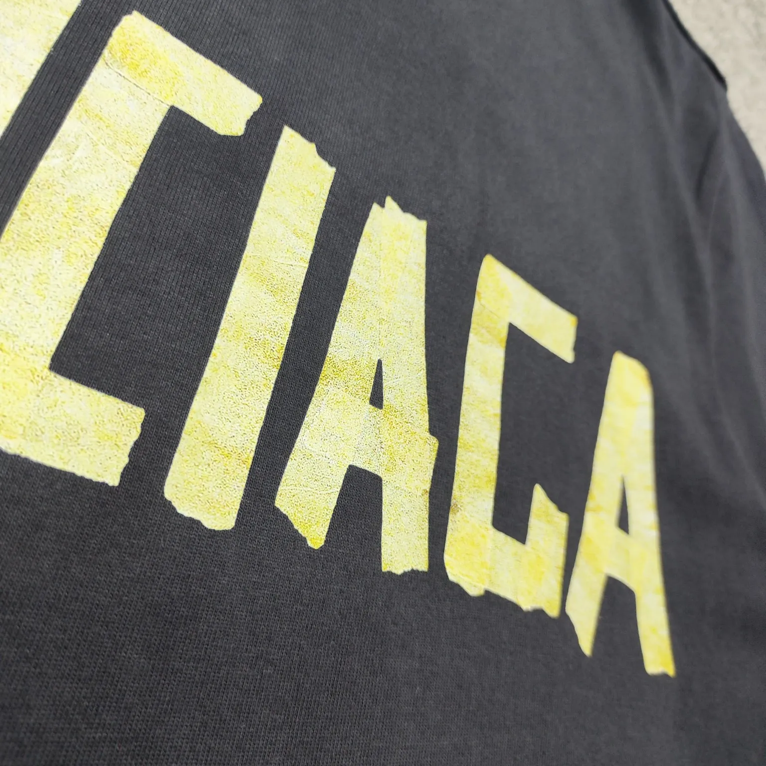 [New] BALENCIAGA/ Balenciaga 2024SS latest front and back different color fabric splicing AB double-sided printing embroidery double combined short-sleeved T-shirt No. 1 quality in this market Real ceiling quality All original development pay attention to detail pictures to avoid mixed sales of stolen pictures Correct 260g custom-woven and dyed double yarn fabric Soft and comfortable Chest printing imported Conley direct-injection machine environmentally friendly material direct-injection Three-dimensional and clear Strong non-falling Imported Tajima embroidery machine 15W needle embroidery on the back The letters are full, three-dimensional and clear. Correct details. The new method of splicing is very expensive. Overweight craftsmanship. Distinguished market currency. Dyeing thread. No color difference. No fading. No deformation. Restore ZP. Here I will explain why mine is a little more expensive than others: 1. It seems to be a simple printing or embroidery. In fact, it is not simple at all. 10000% imported machine restoration. Not just lip service. Welcome to compare with peers. 2. Each model is produced by the company. The detailed workmanship and fabrics are consistent with the original ones. Guaranteed no color difference from the counter. Reproduction is not scary. Whoever fakes it will be embarrassed. It’s not shameful to make a replica, it’s shameful if you can’t buy the correct version if you make a replica. 3. Note that the threaded collars are all original collars of certain countries and regions, with high wrapping. The width of the neckline and cabinets are accurate to the millimeter. Thick necklines are not easy to deform. The collars of high-end products are all restored cabinets. They are different from the big collars in the world. Ordinary garbage short-sleeves are printed with a print. The clavicle of the upper body is exposed. Please be patient. Customers who have bought genuine products or have seen genuine products will come back to place orders again. This is quality. This is quality. 4. Different styles of washed wheat main wheat, including imported wheat, have different colors and codes. Really restore the counter. As we all know, Balenciaga has different English or different colors on the collar labels of each quarter. This distinguishes the fast food products with the same common main wheat washed wheat. 5. Pay attention to the workmanship. The stitching at the neckline has no folds, smooth and natural without overlapping lines, and truly restores this. This is something that many people cannot do. 6. The fabric is made of 260g Paris-specific double yarn. No one can make better fabrics than my family. It’s really incomparable to the ordinary version on the market. Respect it. It’s genuine and costs several thousand yuan. Don’t judge the quality of street stall products. 7. The workmanship is fully restored and the packaging is fully restored. The cost is huge. 8. I guarantee here that this is the highest quality you can find. Color: Black Size: XS-L P:300