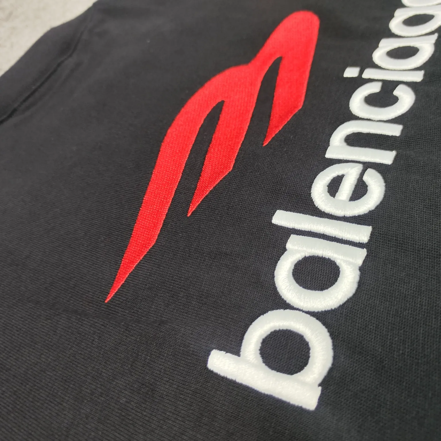 [New] BALENCIAGA/ Balenciaga 2024SS latest front and back different color fabric splicing AB double-sided printing embroidery double combined short-sleeved T-shirt No. 1 quality in this market Real ceiling quality All original development pay attention to detail pictures to avoid mixed sales of stolen pictures Correct 260g custom-woven and dyed double yarn fabric Soft and comfortable Chest printing imported Conley direct-injection machine environmentally friendly material direct-injection Three-dimensional and clear Strong non-falling Imported Tajima embroidery machine 15W needle embroidery on the back The letters are full, three-dimensional and clear. Correct details. The new method of splicing is very expensive. Overweight craftsmanship. Distinguished market currency. Dyeing thread. No color difference. No fading. No deformation. Restore ZP. Here I will explain why mine is a little more expensive than others: 1. It seems to be a simple printing or embroidery. In fact, it is not simple at all. 10000% imported machine restoration. Not just lip service. Welcome to compare with peers. 2. Each model is produced by the company. The detailed workmanship and fabrics are consistent with the original ones. Guaranteed no color difference from the counter. Reproduction is not scary. Whoever fakes it will be embarrassed. It’s not shameful to make a replica, it’s shameful if you can’t buy the correct version if you make a replica. 3. Note that the threaded collars are all original collars of certain countries and regions, with high wrapping. The width of the neckline and cabinets are accurate to the millimeter. Thick necklines are not easy to deform. The collars of high-end products are all restored cabinets. They are different from the big collars in the world. Ordinary garbage short-sleeves are printed with a print. The clavicle of the upper body is exposed. Please be patient. Customers who have bought genuine products or have seen genuine products will come back to place orders again. This is quality. This is quality. 4. Different styles of washed wheat main wheat, including imported wheat, have different colors and codes. Really restore the counter. As we all know, Balenciaga has different English or different colors on the collar labels of each quarter. This distinguishes the fast food products with the same common main wheat washed wheat. 5. Pay attention to the workmanship. The stitching at the neckline has no folds, smooth and natural without overlapping lines, and truly restores this. This is something that many people cannot do. 6. The fabric is made of 260g Paris-specific double yarn. No one can make better fabrics than my family. It’s really incomparable to the ordinary version on the market. Respect it. It’s genuine and costs several thousand yuan. Don’t judge the quality of street stall products. 7. The workmanship is fully restored and the packaging is fully restored. The cost is huge. 8. I guarantee here that this is the highest quality you can find. Color: Black Size: XS-L P:300