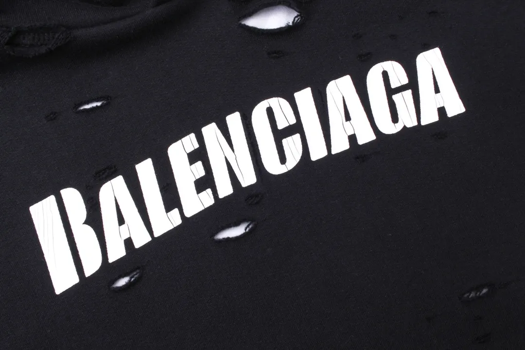 🅿️396 Detailed picture [Top version. Official website quality] BALENCI*GA/Paris. Classic style. 22SS #BALENCI*GA# Artistic ripped hole and velvet inner two-piece hooded sweatshirt. Autumn and winter brick cabinets are synchronized. Welcome to compare. The fabric is made of Paris ZP custom-woven and dyed cotton double yarn David coat with velvet lining. The fabric pattern is clear, soft and comfortable. The threads are woven and dyed with no color difference. The classic letter LOGO adopts precision stencils, imported environmentally friendly rubber paddles, and turtle crack printing, with a three-dimensional effect. Garment positioning art is worn with holes, hem threads, hat brim, and bag mouth are hand-worn vintage. Restore brick cabinets, and adopt OS loose shoulder style. Same style for men and women Coding: BL238001 Color: Black. White. Hulan. Brown. Dark green. Burgundy. Purple Size: XS S M L