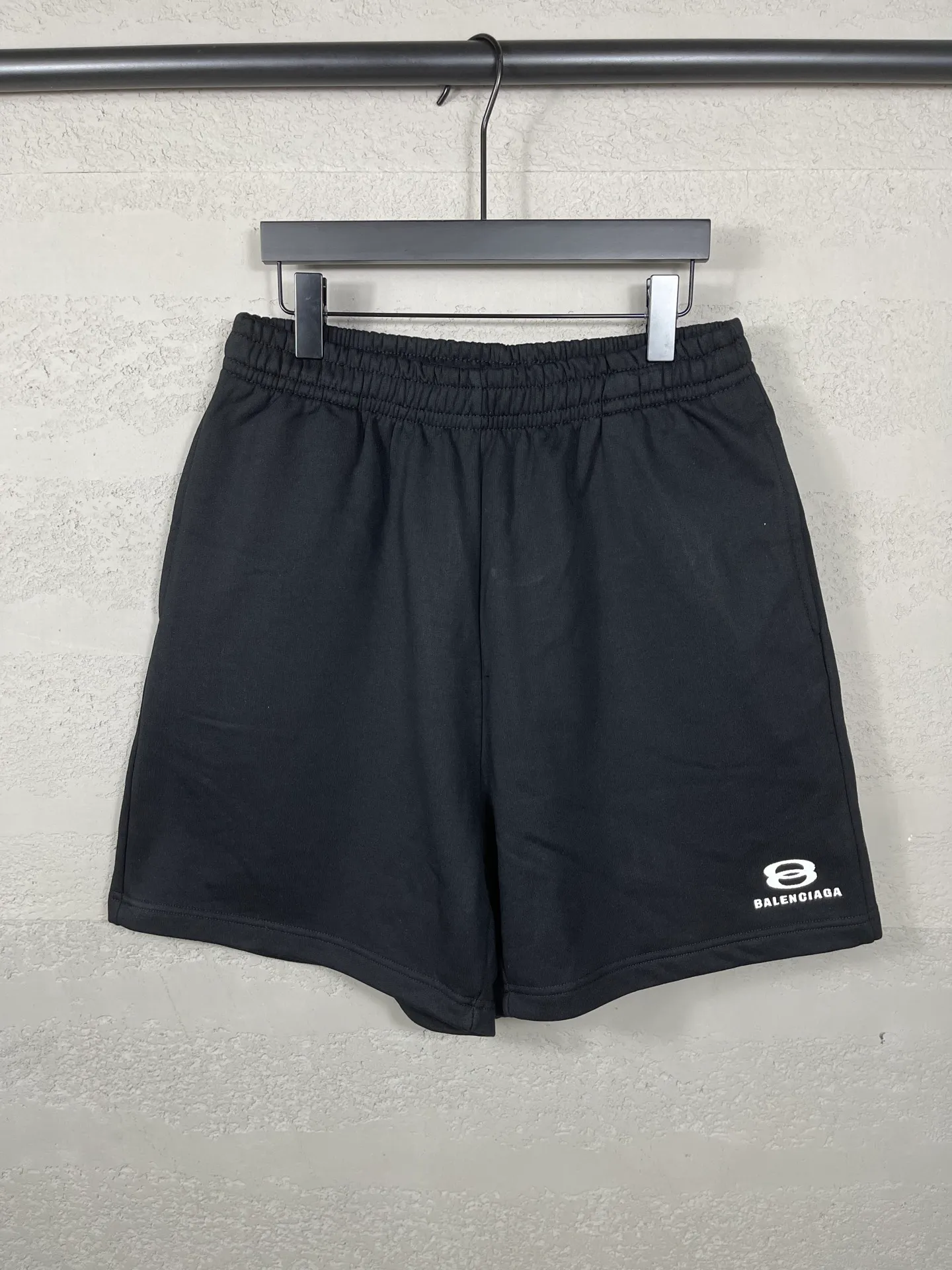 🅿️210 real photos [Top version. Official website quality] BALENCI*GA/Paris. 2025 new model. Paris double-ring classic LOGO embroidered shorts. Brick cabinet synchronization. Genuine product developed at the first time, happy to print and compare! The fabric is made of Paris ZP custom-woven and dyed 100% cotton terry sweatshirt. The weight is 460 grams. The cloth surface is clean. The cloth pattern is clear and the hand feels soft and comfortable. The embroidery uses an imported Tajima embroidery machine. The letters are clear and the effect is three-dimensional. The version adopts a loose version. Same style for men and women. Code: BL257017 Color: Black Size: XS S M L