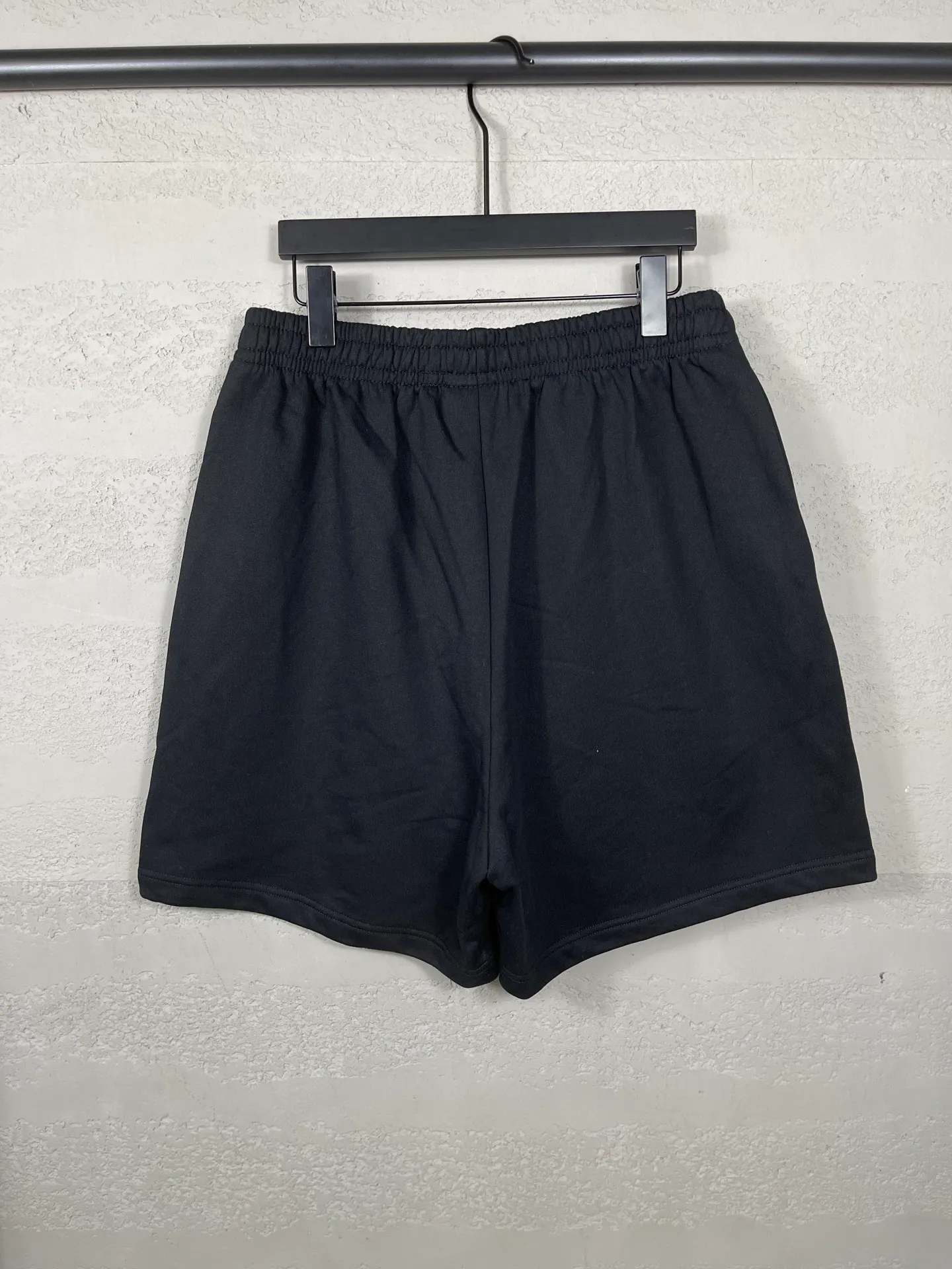 🅿️210 real photos [Top version. Official website quality] BALENCI*GA/Paris. 2025 new model. Paris double-ring classic LOGO embroidered shorts. Brick cabinet synchronization. Genuine product developed at the first time, happy to print and compare! The fabric is made of Paris ZP custom-woven and dyed 100% cotton terry sweatshirt. The weight is 460 grams. The cloth surface is clean. The cloth pattern is clear and the hand feels soft and comfortable. The embroidery uses an imported Tajima embroidery machine. The letters are clear and the effect is three-dimensional. The version adopts a loose version. Same style for men and women. Code: BL257017 Color: Black Size: XS S M L