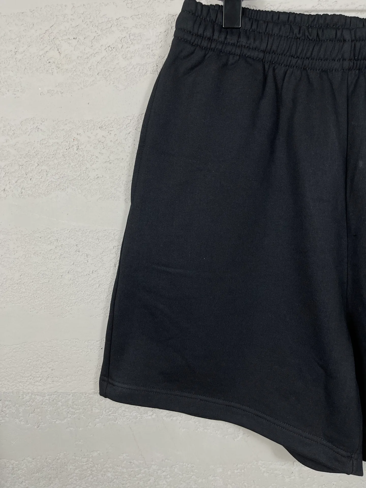 🅿️210 real photos [Top version. Official website quality] BALENCI*GA/Paris. 2025 new model. Paris double-ring classic LOGO embroidered shorts. Brick cabinet synchronization. Genuine product developed at the first time, happy to print and compare! The fabric is made of Paris ZP custom-woven and dyed 100% cotton terry sweatshirt. The weight is 460 grams. The cloth surface is clean. The cloth pattern is clear and the hand feels soft and comfortable. The embroidery uses an imported Tajima embroidery machine. The letters are clear and the effect is three-dimensional. The version adopts a loose version. Same style for men and women. Code: BL257017 Color: Black Size: XS S M L