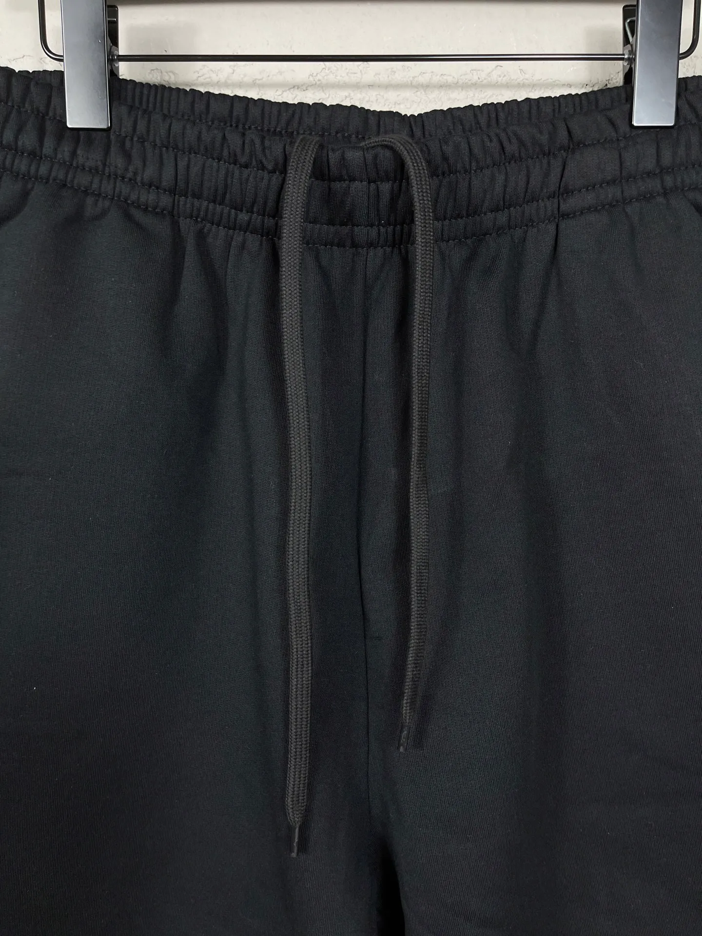🅿️210 real photos [Top version. Official website quality] BALENCI*GA/Paris. 2025 new model. Paris double-ring classic LOGO embroidered shorts. Brick cabinet synchronization. Genuine product developed at the first time, happy to print and compare! The fabric is made of Paris ZP custom-woven and dyed 100% cotton terry sweatshirt. The weight is 460 grams. The cloth surface is clean. The cloth pattern is clear and the hand feels soft and comfortable. The embroidery uses an imported Tajima embroidery machine. The letters are clear and the effect is three-dimensional. The version adopts a loose version. Same style for men and women. Code: BL257017 Color: Black Size: XS S M L