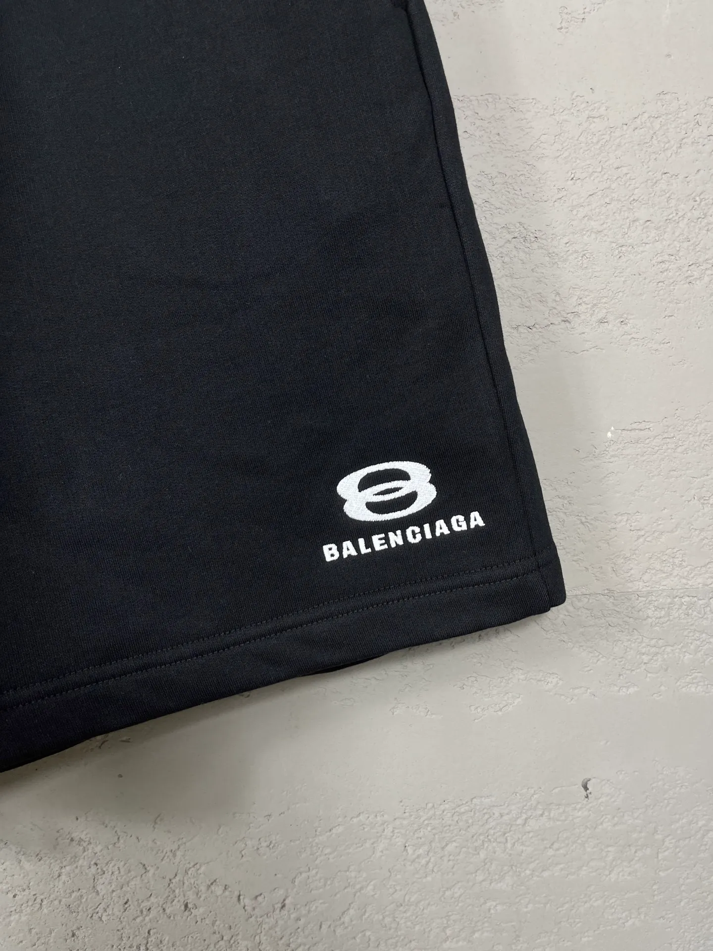 🅿️210 real photos [Top version. Official website quality] BALENCI*GA/Paris. 2025 new model. Paris double-ring classic LOGO embroidered shorts. Brick cabinet synchronization. Genuine product developed at the first time, happy to print and compare! The fabric is made of Paris ZP custom-woven and dyed 100% cotton terry sweatshirt. The weight is 460 grams. The cloth surface is clean. The cloth pattern is clear and the hand feels soft and comfortable. The embroidery uses an imported Tajima embroidery machine. The letters are clear and the effect is three-dimensional. The version adopts a loose version. Same style for men and women. Code: BL257017 Color: Black Size: XS S M L