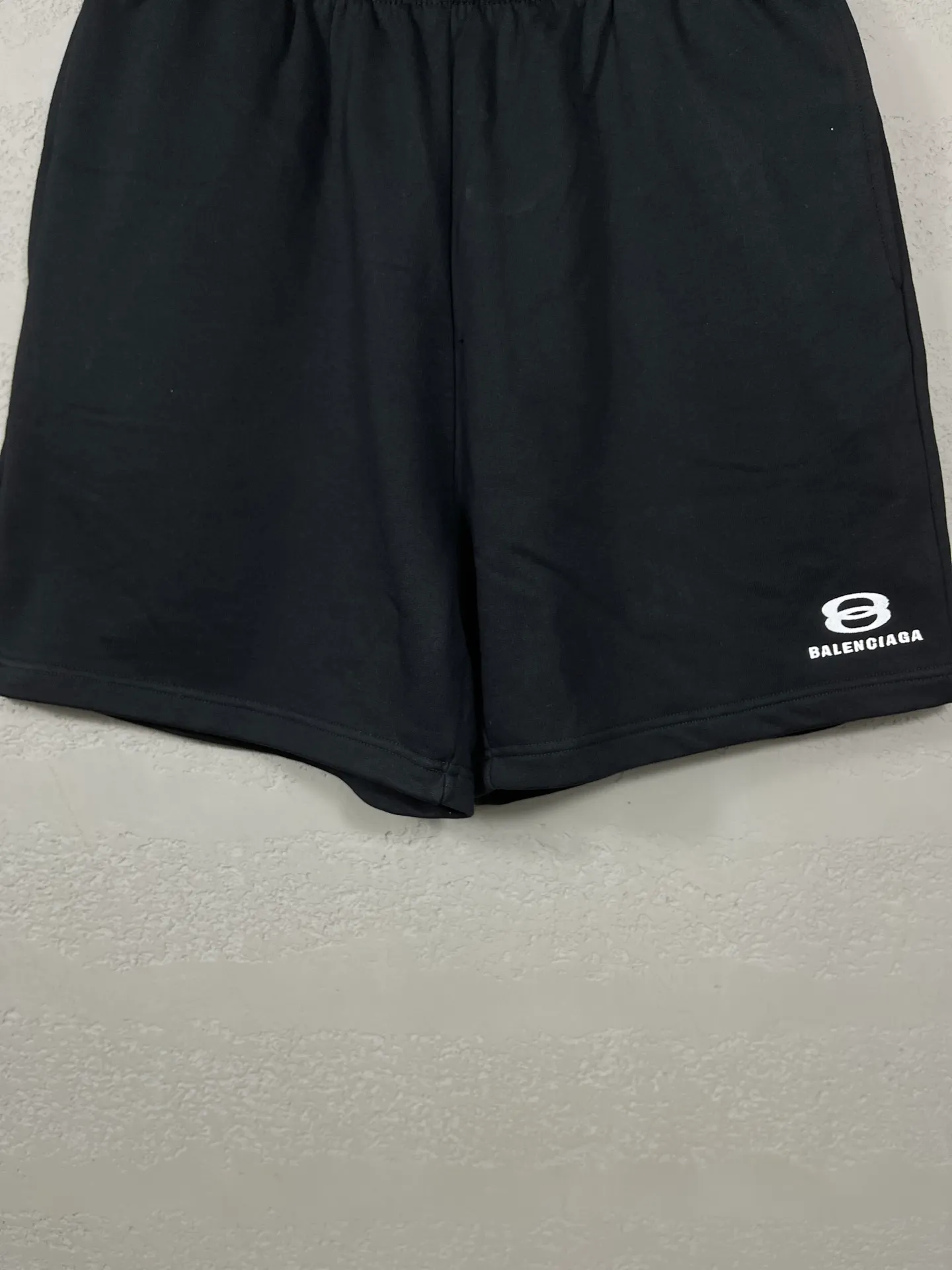 🅿️210 real photos [Top version. Official website quality] BALENCI*GA/Paris. 2025 new model. Paris double-ring classic LOGO embroidered shorts. Brick cabinet synchronization. Genuine product developed at the first time, happy to print and compare! The fabric is made of Paris ZP custom-woven and dyed 100% cotton terry sweatshirt. The weight is 460 grams. The cloth surface is clean. The cloth pattern is clear and the hand feels soft and comfortable. The embroidery uses an imported Tajima embroidery machine. The letters are clear and the effect is three-dimensional. The version adopts a loose version. Same style for men and women. Code: BL257017 Color: Black Size: XS S M L