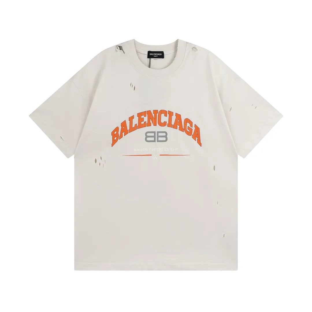 🅿️176 Detailed picture [Top version. Official website quality] BALENCI*GA/Paris. BB scissors LOGO printed ready-to-wear washed and distressed short-sleeved T-shirt. Brick cabinet synchronization. The fabric is made of Paris ZP custom-woven and dyed 100% cotton double yarn compact cotton. The weight is 260 grams, the cloth surface is clean. The cloth pattern is clear, soft and comfortable, and the thread is dyed with no color difference. The classic pattern is printed with environmentally friendly imported materials, straight cracks and cracked glue. Precision printing screen, the letters are clear and the effect is three-dimensional. Restored brick cabinet. The garments were washed and aged, and polished by many hands. Produced by super heavy craftsmanship, different market currencies, welcome to compare, the version adopts OS loose shoulder version. Same style for men and women. Code: BL223012 Color: washed black, lake blue, off-white, red Size: XS to L