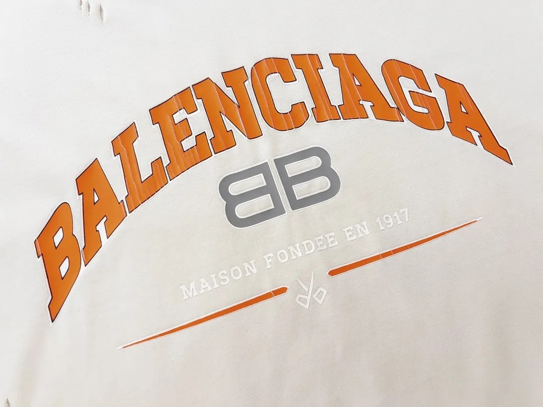 🅿️176 Detailed picture [Top version. Official website quality] BALENCI*GA/Paris. BB scissors LOGO printed ready-to-wear washed and distressed short-sleeved T-shirt. Brick cabinet synchronization. The fabric is made of Paris ZP custom-woven and dyed 100% cotton double yarn compact cotton. The weight is 260 grams, the cloth surface is clean. The cloth pattern is clear, soft and comfortable, and the thread is dyed with no color difference. The classic pattern is printed with environmentally friendly imported materials, straight cracks and cracked glue. Precision printing screen, the letters are clear and the effect is three-dimensional. Restored brick cabinet. The garments were washed and aged, and polished by many hands. Produced by super heavy craftsmanship, different market currencies, welcome to compare, the version adopts OS loose shoulder version. Same style for men and women. Code: BL223012 Color: washed black, lake blue, off-white, red Size: XS to L
