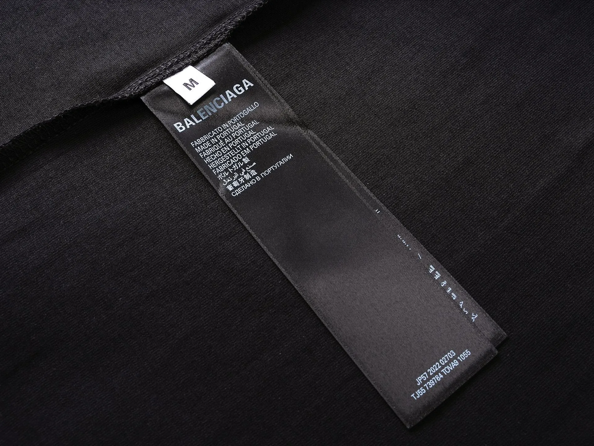 🅿️230 real shots [Top version. Official website quality] BALENCI*GA/Paris co-branded Lamborghini Lamborghini front and back left and right sleeves direct-injection printed long-sleeved T-shirt # SS25 latest model. Research and development at the first time, different market currencies. Comparisons welcome. The fabric is made of Paris ZP custom-woven and dyed cotton double yarn. Weighing 260 grams, the cloth surface is clean. The cloth pattern is clear, soft and comfortable. The threads are dyed with no color difference. Printing adopts computer direct printing. The pattern letters are clear, three-dimensional and without burrs. Jubie market produces pictures based on pictures. Welcome to compare. The version adopts OS loose shoulder design. Same style for men and women. Code: BL255071 Color: white gray, black Size: XS S M L