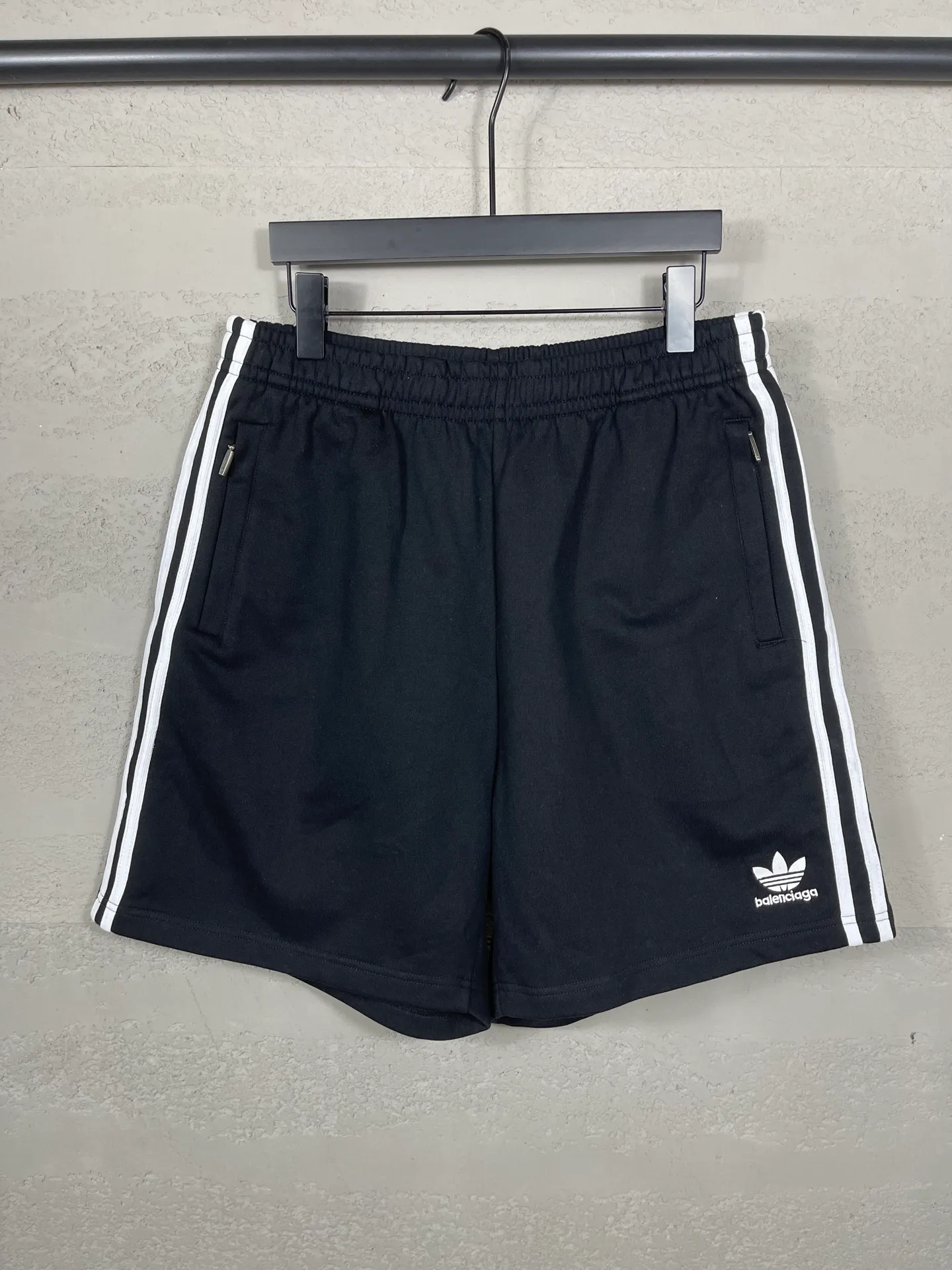 🅿️240 real shots [Top version. Official website quality] BALENCI*GA/Paris. 2025 new model. Paris co-branded adidas clover embroidered side seams. Invisible zipper shorts at the pocket. Brick cabinet synchronization. Genuine product developed at the first time, please print and compare! The fabric is made of Paris ZP custom-woven and dyed 100% cotton terry sweatshirt. The weight is 460 grams. The cloth surface is clean. The cloth pattern is clear and the hand feels soft and comfortable. The embroidery uses an imported Tajima embroidery machine. The letters are clear and the effect is three-dimensional. The version adopts a loose version. Same style for men and women. Code: BL257029 Color: black, white Size: XS S M L