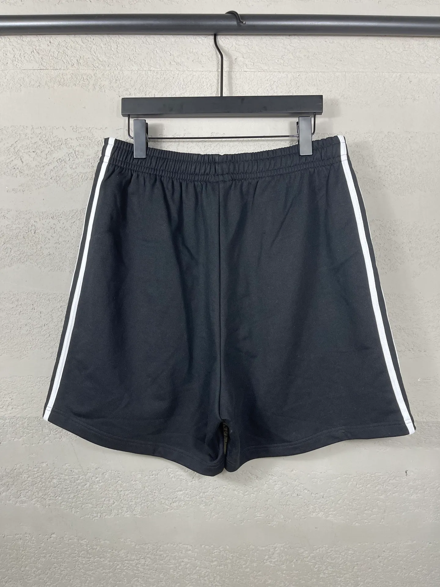 🅿️240 real shots [Top version. Official website quality] BALENCI*GA/Paris. 2025 new model. Paris co-branded adidas clover embroidered side seams. Invisible zipper shorts at the pocket. Brick cabinet synchronization. Genuine product developed at the first time, please print and compare! The fabric is made of Paris ZP custom-woven and dyed 100% cotton terry sweatshirt. The weight is 460 grams. The cloth surface is clean. The cloth pattern is clear and the hand feels soft and comfortable. The embroidery uses an imported Tajima embroidery machine. The letters are clear and the effect is three-dimensional. The version adopts a loose version. Same style for men and women. Code: BL257029 Color: black, white Size: XS S M L