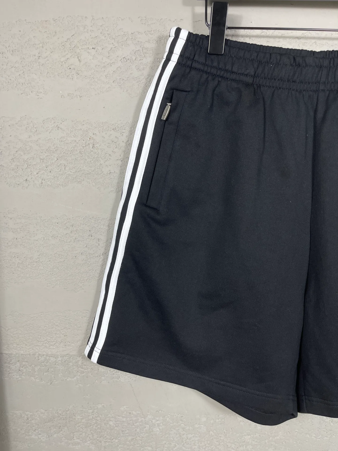🅿️240 real shots [Top version. Official website quality] BALENCI*GA/Paris. 2025 new model. Paris co-branded adidas clover embroidered side seams. Invisible zipper shorts at the pocket. Brick cabinet synchronization. Genuine product developed at the first time, please print and compare! The fabric is made of Paris ZP custom-woven and dyed 100% cotton terry sweatshirt. The weight is 460 grams. The cloth surface is clean. The cloth pattern is clear and the hand feels soft and comfortable. The embroidery uses an imported Tajima embroidery machine. The letters are clear and the effect is three-dimensional. The version adopts a loose version. Same style for men and women. Code: BL257029 Color: black, white Size: XS S M L