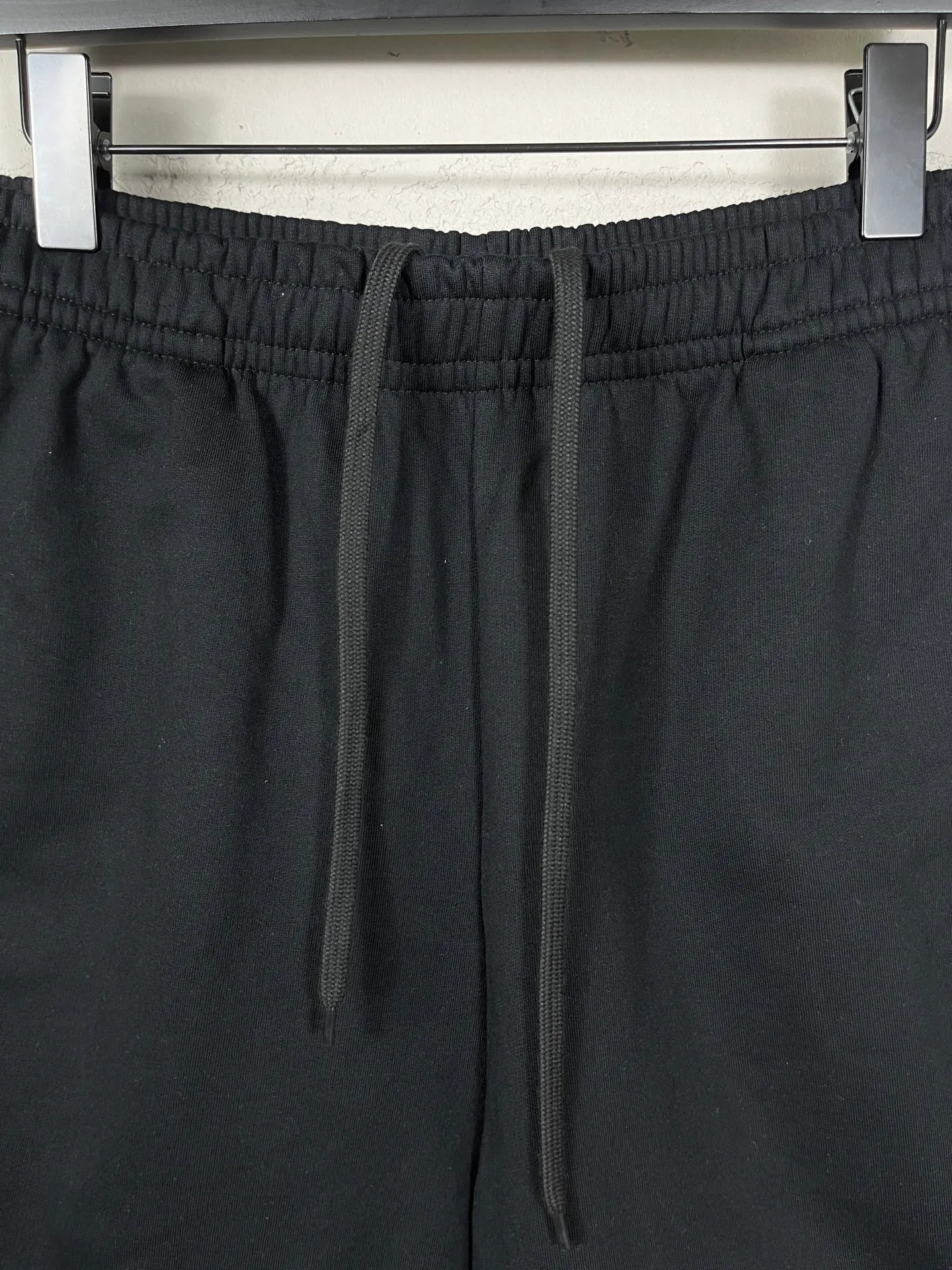 🅿️240 real shots [Top version. Official website quality] BALENCI*GA/Paris. 2025 new model. Paris co-branded adidas clover embroidered side seams. Invisible zipper shorts at the pocket. Brick cabinet synchronization. Genuine product developed at the first time, please print and compare! The fabric is made of Paris ZP custom-woven and dyed 100% cotton terry sweatshirt. The weight is 460 grams. The cloth surface is clean. The cloth pattern is clear and the hand feels soft and comfortable. The embroidery uses an imported Tajima embroidery machine. The letters are clear and the effect is three-dimensional. The version adopts a loose version. Same style for men and women. Code: BL257029 Color: black, white Size: XS S M L