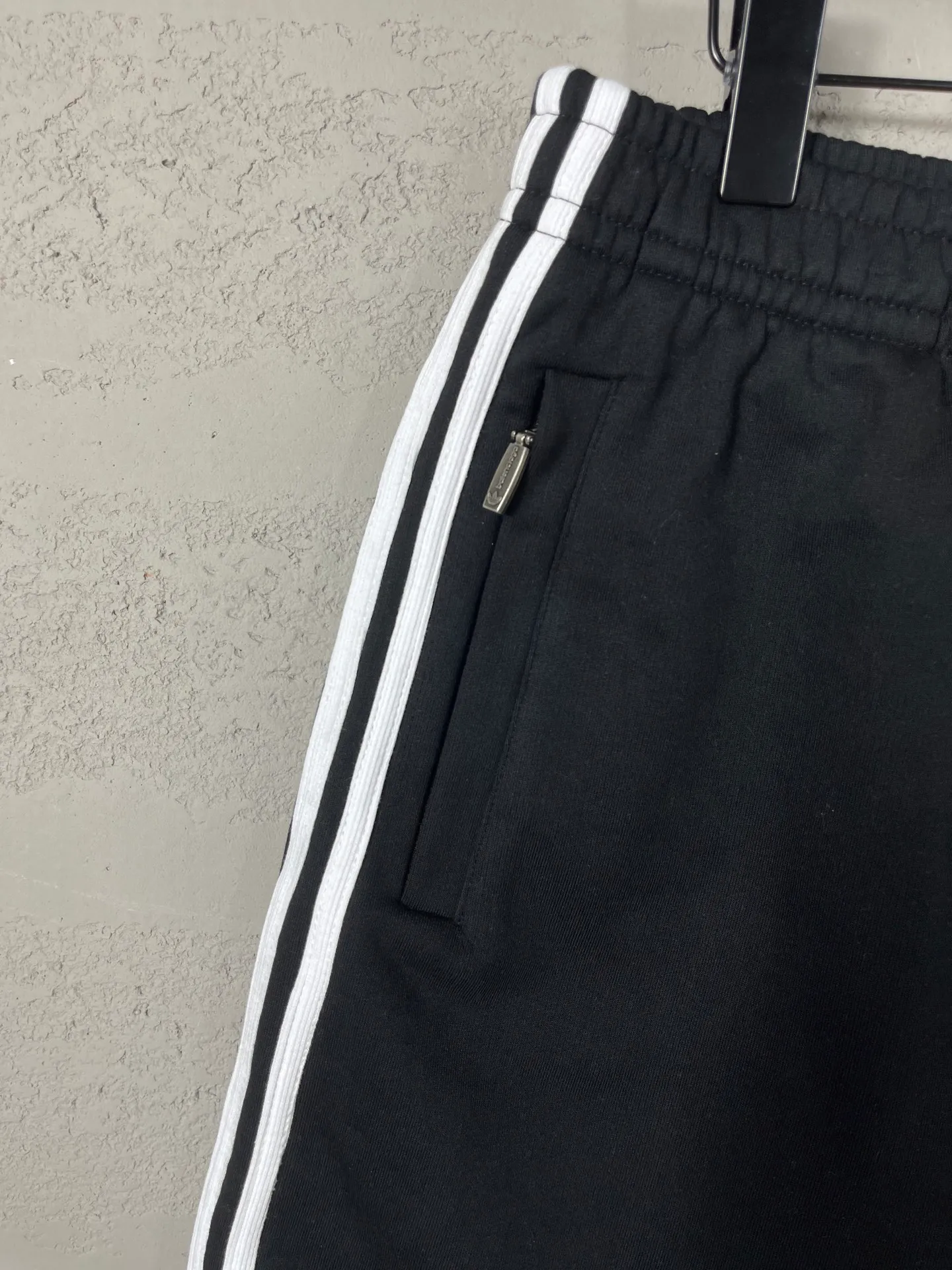 🅿️240 real shots [Top version. Official website quality] BALENCI*GA/Paris. 2025 new model. Paris co-branded adidas clover embroidered side seams. Invisible zipper shorts at the pocket. Brick cabinet synchronization. Genuine product developed at the first time, please print and compare! The fabric is made of Paris ZP custom-woven and dyed 100% cotton terry sweatshirt. The weight is 460 grams. The cloth surface is clean. The cloth pattern is clear and the hand feels soft and comfortable. The embroidery uses an imported Tajima embroidery machine. The letters are clear and the effect is three-dimensional. The version adopts a loose version. Same style for men and women. Code: BL257029 Color: black, white Size: XS S M L