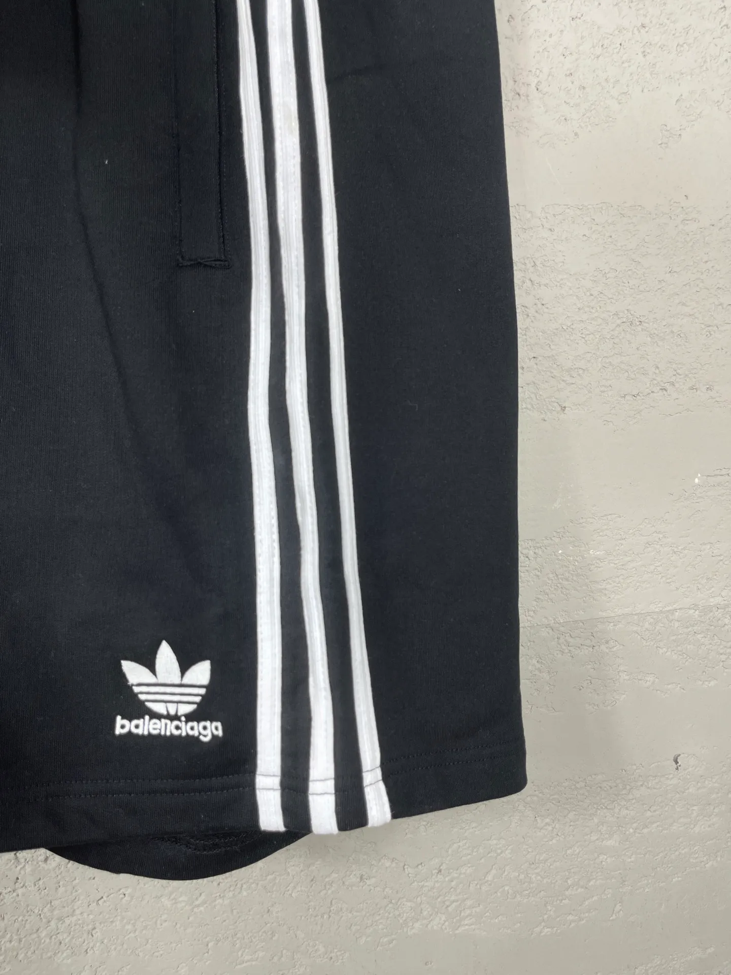 🅿️240 real shots [Top version. Official website quality] BALENCI*GA/Paris. 2025 new model. Paris co-branded adidas clover embroidered side seams. Invisible zipper shorts at the pocket. Brick cabinet synchronization. Genuine product developed at the first time, please print and compare! The fabric is made of Paris ZP custom-woven and dyed 100% cotton terry sweatshirt. The weight is 460 grams. The cloth surface is clean. The cloth pattern is clear and the hand feels soft and comfortable. The embroidery uses an imported Tajima embroidery machine. The letters are clear and the effect is three-dimensional. The version adopts a loose version. Same style for men and women. Code: BL257029 Color: black, white Size: XS S M L