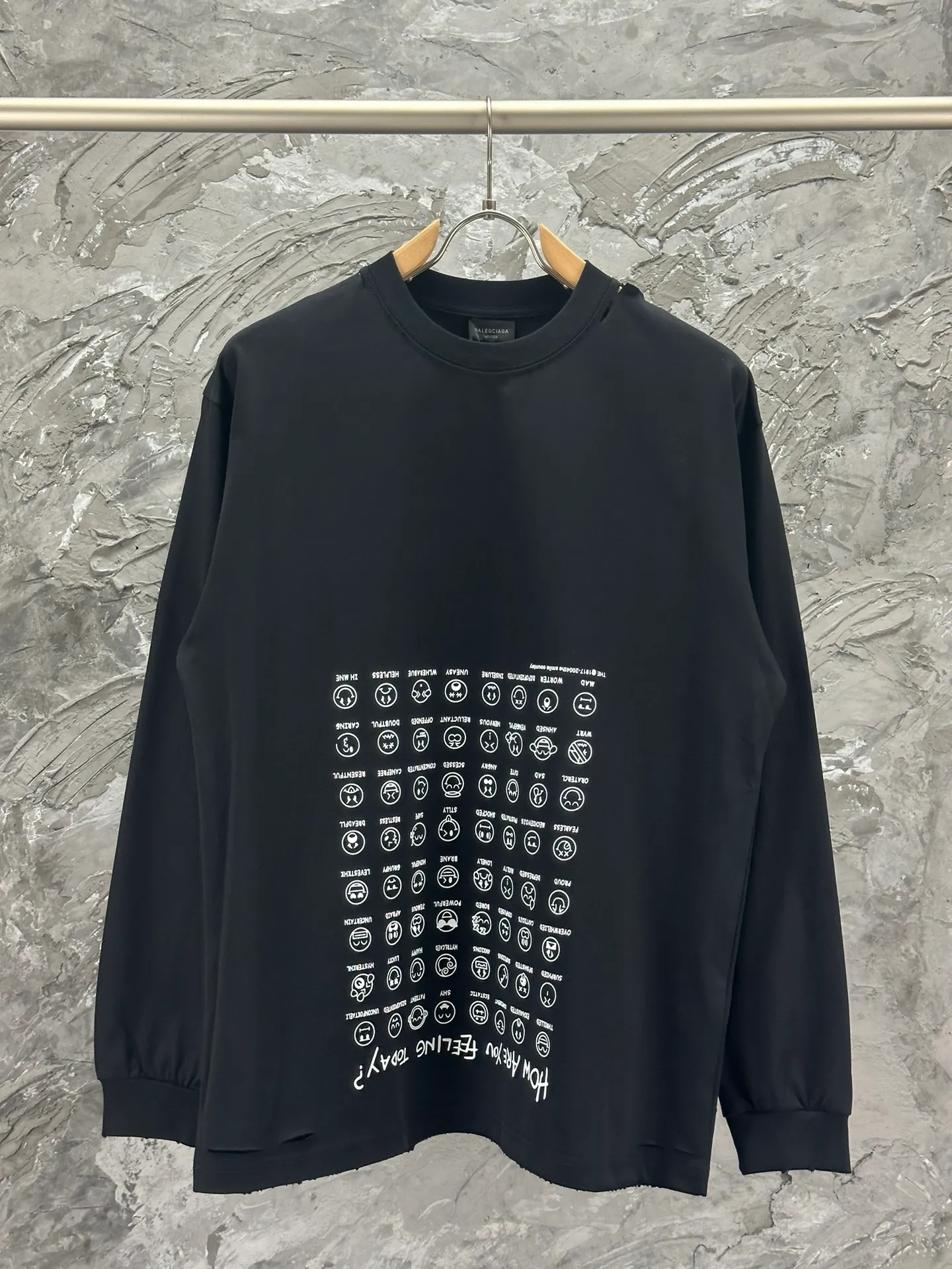 🅿️280 BALENCI*GA Paris Smiling Face Collection Printed Washed Old and Worn Long Sleeves. The fabric is made of Paris ZP custom-woven and dyed double yarn pure cotton fabric 280g. The thread is custom-woven and dyed with no color difference before and after. The printing is made of environmentally friendly imported materials. The ready-made garments are washed in multiple positions to be worn and worn. Two high-temperature styling washes. os dropped shoulders and loose version. Same style for men and women -Color: Black -SIZE: XS S M L Style number 8627#