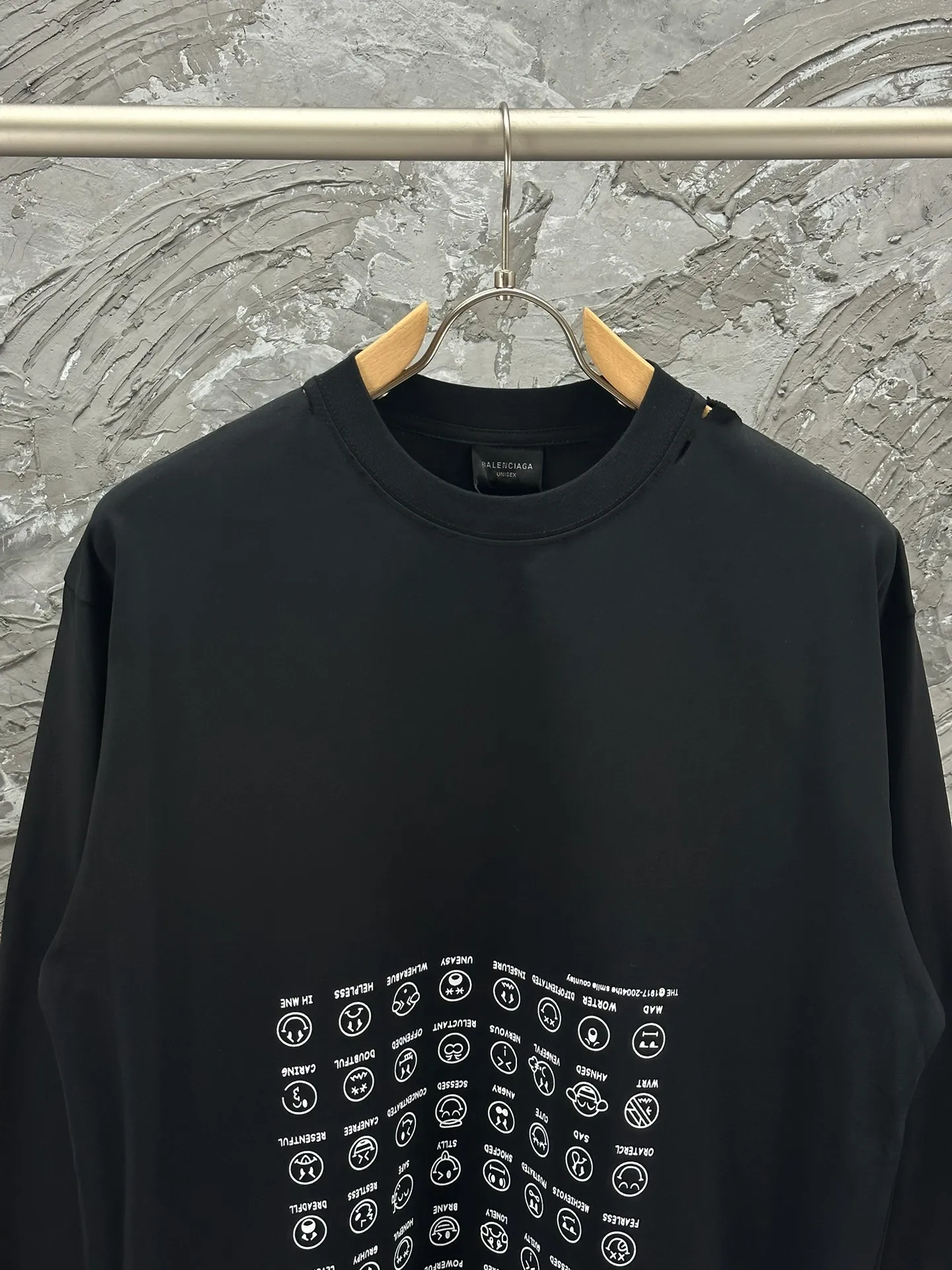 🅿️280 BALENCI*GA Paris Smiling Face Collection Printed Washed Old and Worn Long Sleeves. The fabric is made of Paris ZP custom-woven and dyed double yarn pure cotton fabric 280g. The thread is custom-woven and dyed with no color difference before and after. The printing is made of environmentally friendly imported materials. The ready-made garments are washed in multiple positions to be worn and worn. Two high-temperature styling washes. os dropped shoulders and loose version. Same style for men and women -Color: Black -SIZE: XS S M L Style number 8627#