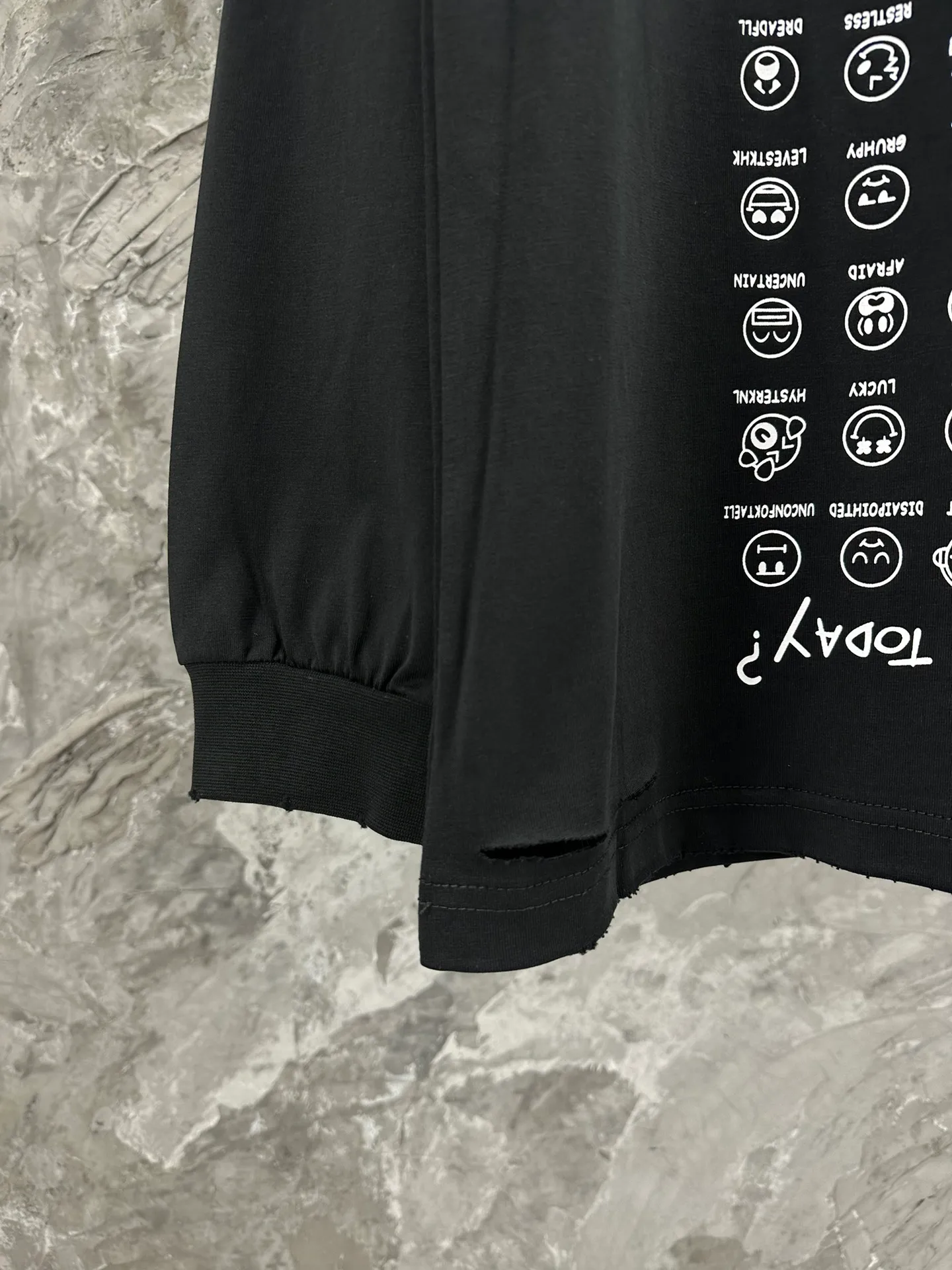 🅿️280 BALENCI*GA Paris Smiling Face Collection Printed Washed Old and Worn Long Sleeves. The fabric is made of Paris ZP custom-woven and dyed double yarn pure cotton fabric 280g. The thread is custom-woven and dyed with no color difference before and after. The printing is made of environmentally friendly imported materials. The ready-made garments are washed in multiple positions to be worn and worn. Two high-temperature styling washes. os dropped shoulders and loose version. Same style for men and women -Color: Black -SIZE: XS S M L Style number 8627#