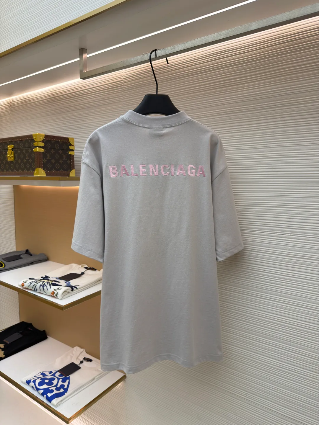 Balenciaga letter embroidered short sleeves ●Original version: Purchased and developed for 5600 ●Item number: 1682442-X95 ●Fabric: densely woven jersey fabric ●Technology: embroidery production ●Color: light gray ●Version: fitted version ●Weight: about 295 grams ●Size: Shown in a subtle and restrained manner, the minimalist and exquisite Balenciaga Back embroidery art on the chest is embellished, which is a concrete expression of the brand's soul. The back panel is deconstructed with Balenciaga Back embroidery into a flowing visual storm. Tenderness can be sharp, sweet and rebellious. Artists walking at the forefront of fashion outline their own fashion pictures. Adopt imported machine embroidery technology, use advanced computer control systems and precision mechanical components to achieve Balenciaga back embroidery operations with high precision. The lines are smooth and delicate, and the fabrics have been washed. It has a better hand feel and texture, is not easy to deform, is not easy to shrink, is not easy to fade, and maintains long-term beauty. The overall wiring is straight and delicate, the fabric is comfortable and soft, and the color is consistent without color difference. It can be matched with the same style to create a fashionable look and control various occasions. Customized accessories, complete with three standards, same style for men and women!