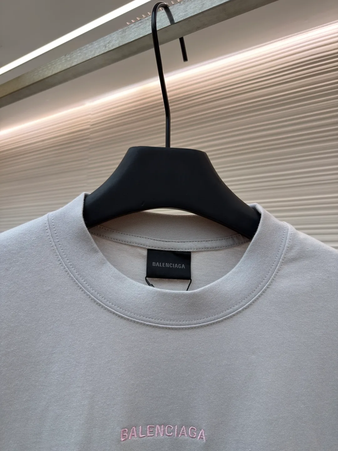 Balenciaga letter embroidered short sleeves ●Original version: Purchased and developed for 5600 ●Item number: 1682442-X95 ●Fabric: densely woven jersey fabric ●Technology: embroidery production ●Color: light gray ●Version: fitted version ●Weight: about 295 grams ●Size: Shown in a subtle and restrained manner, the minimalist and exquisite Balenciaga Back embroidery art on the chest is embellished, which is a concrete expression of the brand's soul. The back panel is deconstructed with Balenciaga Back embroidery into a flowing visual storm. Tenderness can be sharp, sweet and rebellious. Artists walking at the forefront of fashion outline their own fashion pictures. Adopt imported machine embroidery technology, use advanced computer control systems and precision mechanical components to achieve Balenciaga back embroidery operations with high precision. The lines are smooth and delicate, and the fabrics have been washed. It has a better hand feel and texture, is not easy to deform, is not easy to shrink, is not easy to fade, and maintains long-term beauty. The overall wiring is straight and delicate, the fabric is comfortable and soft, and the color is consistent without color difference. It can be matched with the same style to create a fashionable look and control various occasions. Customized accessories, complete with three standards, same style for men and women!