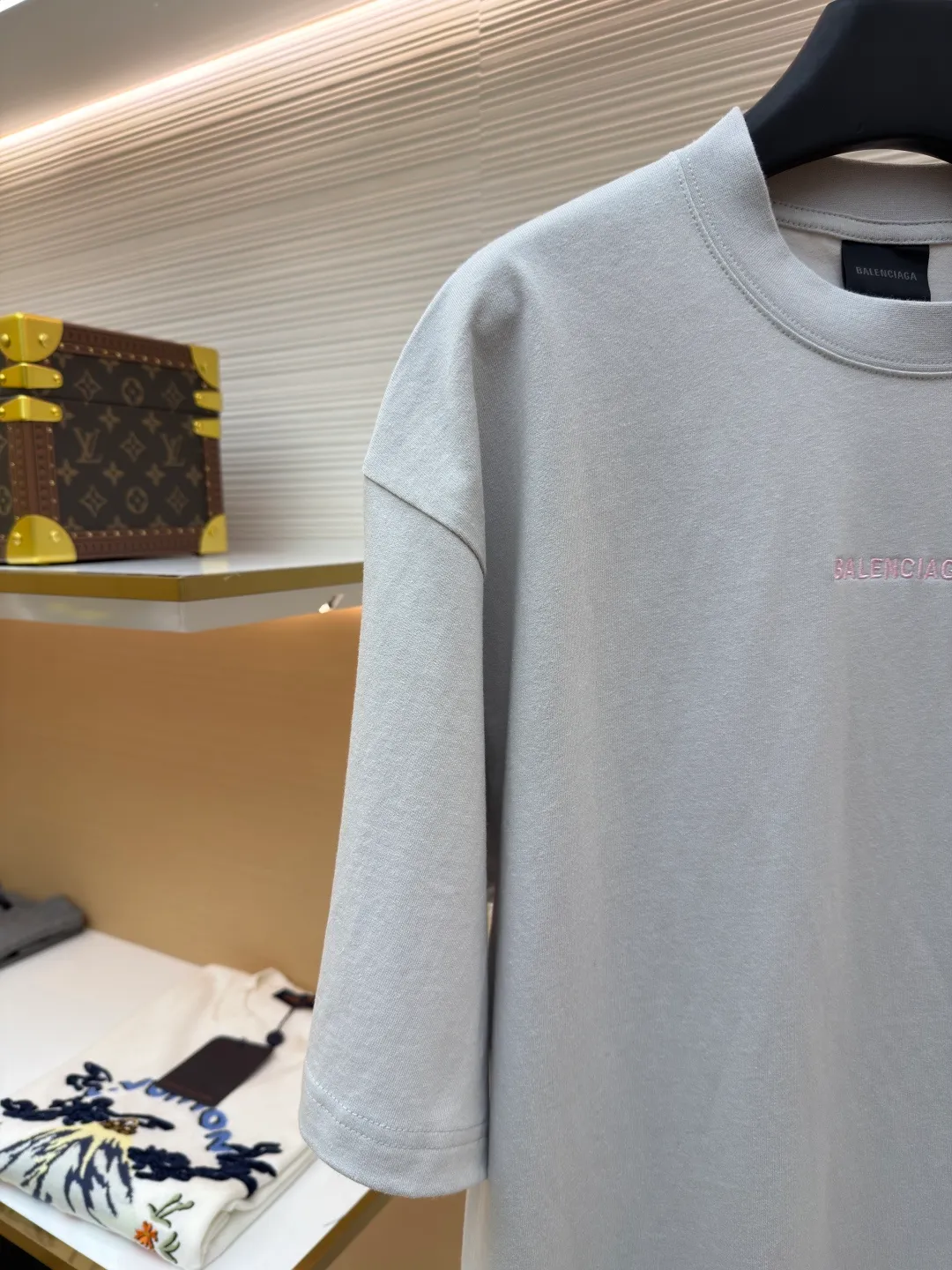 Balenciaga letter embroidered short sleeves ●Original version: Purchased and developed for 5600 ●Item number: 1682442-X95 ●Fabric: densely woven jersey fabric ●Technology: embroidery production ●Color: light gray ●Version: fitted version ●Weight: about 295 grams ●Size: Shown in a subtle and restrained manner, the minimalist and exquisite Balenciaga Back embroidery art on the chest is embellished, which is a concrete expression of the brand's soul. The back panel is deconstructed with Balenciaga Back embroidery into a flowing visual storm. Tenderness can be sharp, sweet and rebellious. Artists walking at the forefront of fashion outline their own fashion pictures. Adopt imported machine embroidery technology, use advanced computer control systems and precision mechanical components to achieve Balenciaga back embroidery operations with high precision. The lines are smooth and delicate, and the fabrics have been washed. It has a better hand feel and texture, is not easy to deform, is not easy to shrink, is not easy to fade, and maintains long-term beauty. The overall wiring is straight and delicate, the fabric is comfortable and soft, and the color is consistent without color difference. It can be matched with the same style to create a fashionable look and control various occasions. Customized accessories, complete with three standards, same style for men and women!