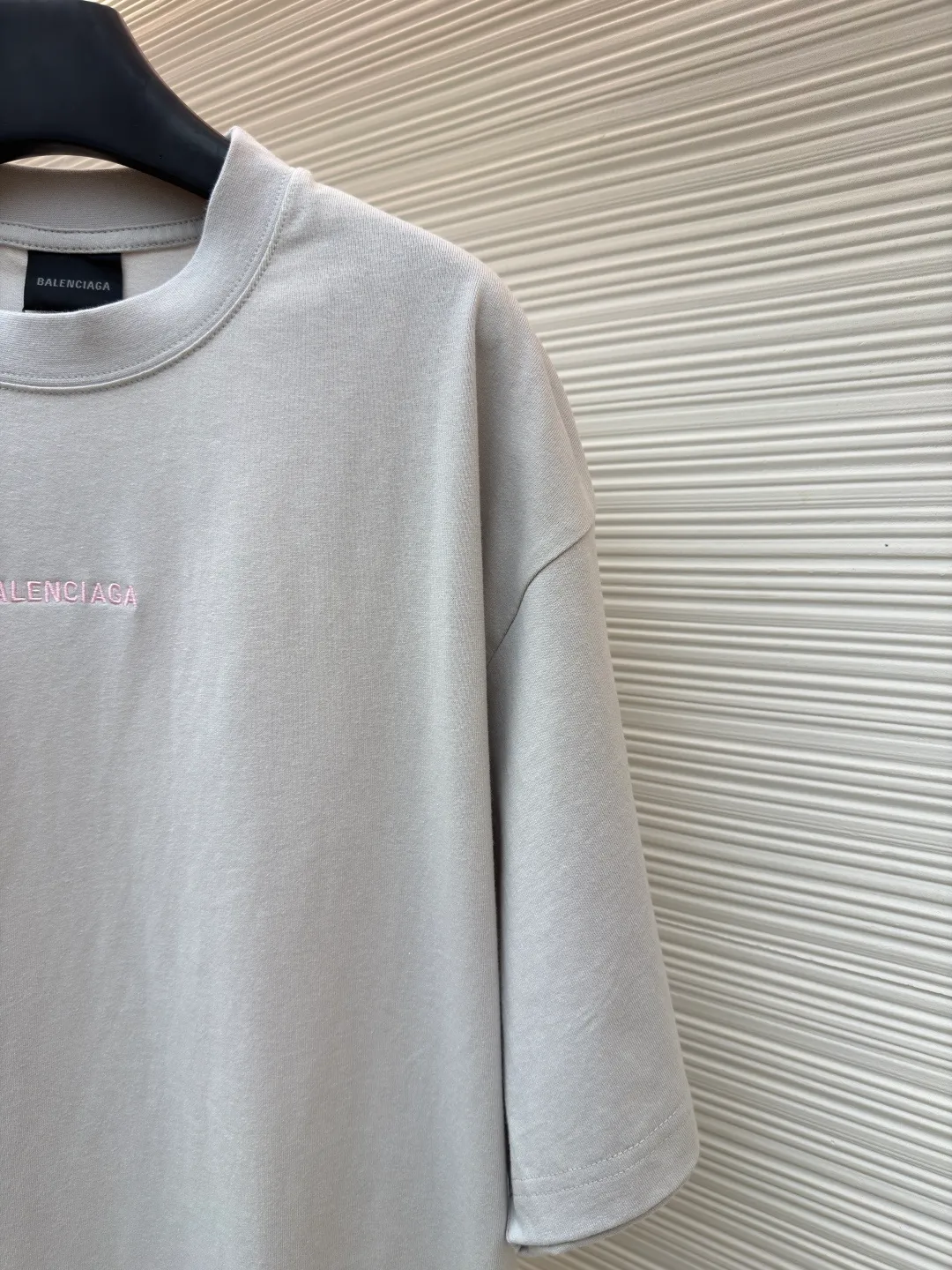 Balenciaga letter embroidered short sleeves ●Original version: Purchased and developed for 5600 ●Item number: 1682442-X95 ●Fabric: densely woven jersey fabric ●Technology: embroidery production ●Color: light gray ●Version: fitted version ●Weight: about 295 grams ●Size: Shown in a subtle and restrained manner, the minimalist and exquisite Balenciaga Back embroidery art on the chest is embellished, which is a concrete expression of the brand's soul. The back panel is deconstructed with Balenciaga Back embroidery into a flowing visual storm. Tenderness can be sharp, sweet and rebellious. Artists walking at the forefront of fashion outline their own fashion pictures. Adopt imported machine embroidery technology, use advanced computer control systems and precision mechanical components to achieve Balenciaga back embroidery operations with high precision. The lines are smooth and delicate, and the fabrics have been washed. It has a better hand feel and texture, is not easy to deform, is not easy to shrink, is not easy to fade, and maintains long-term beauty. The overall wiring is straight and delicate, the fabric is comfortable and soft, and the color is consistent without color difference. It can be matched with the same style to create a fashionable look and control various occasions. Customized accessories, complete with three standards, same style for men and women!